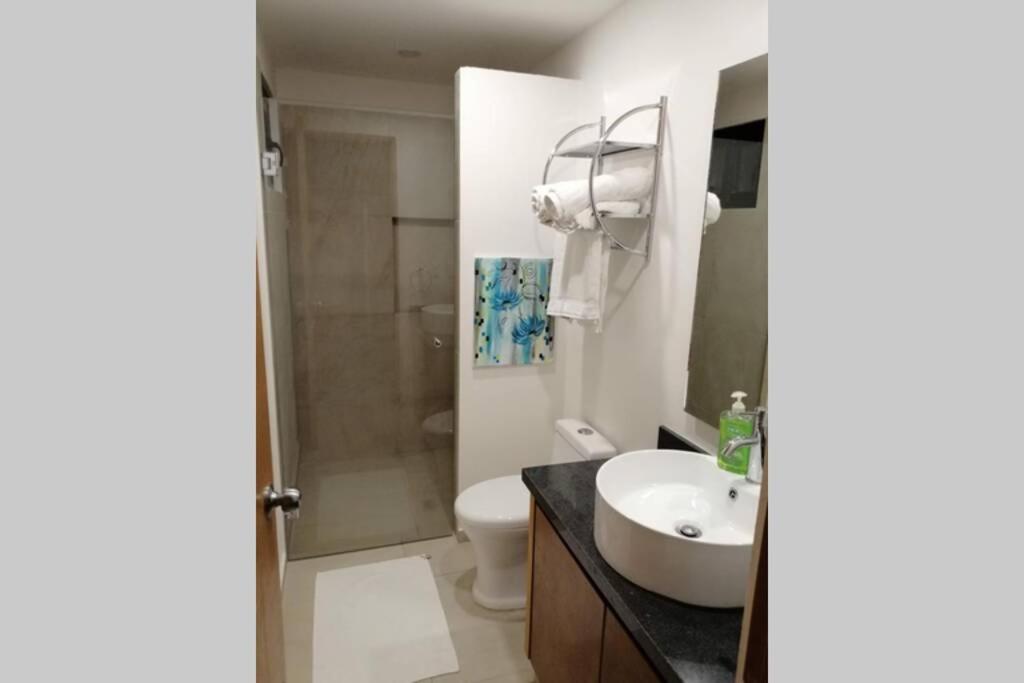 Modern 1 bedroom suite by beach Great location!, foto 16