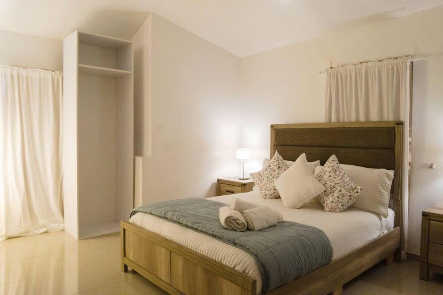 8-Bedroom Penthouse with Private Jacuzzi & Rooftop, imagen 4