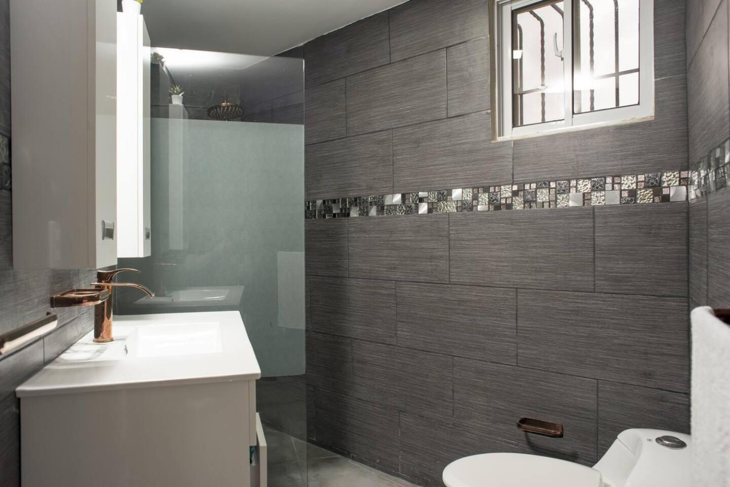 8-Bedroom Penthouse with Private Jacuzzi & Rooftop, foto 16