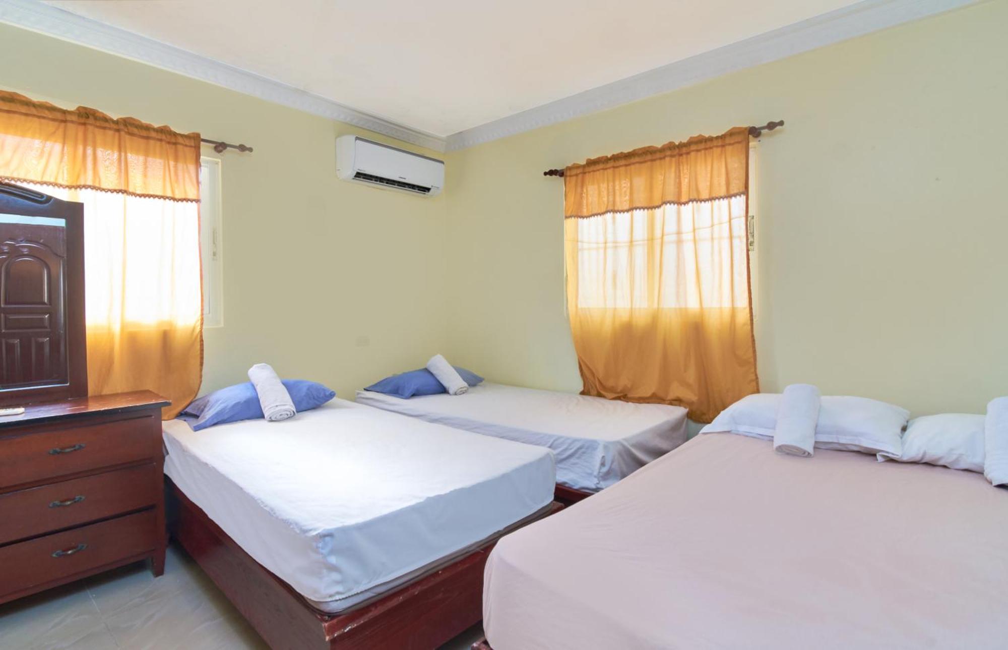 1 Bedroom Apartment 1 Queen 2 Singles, imagen 2