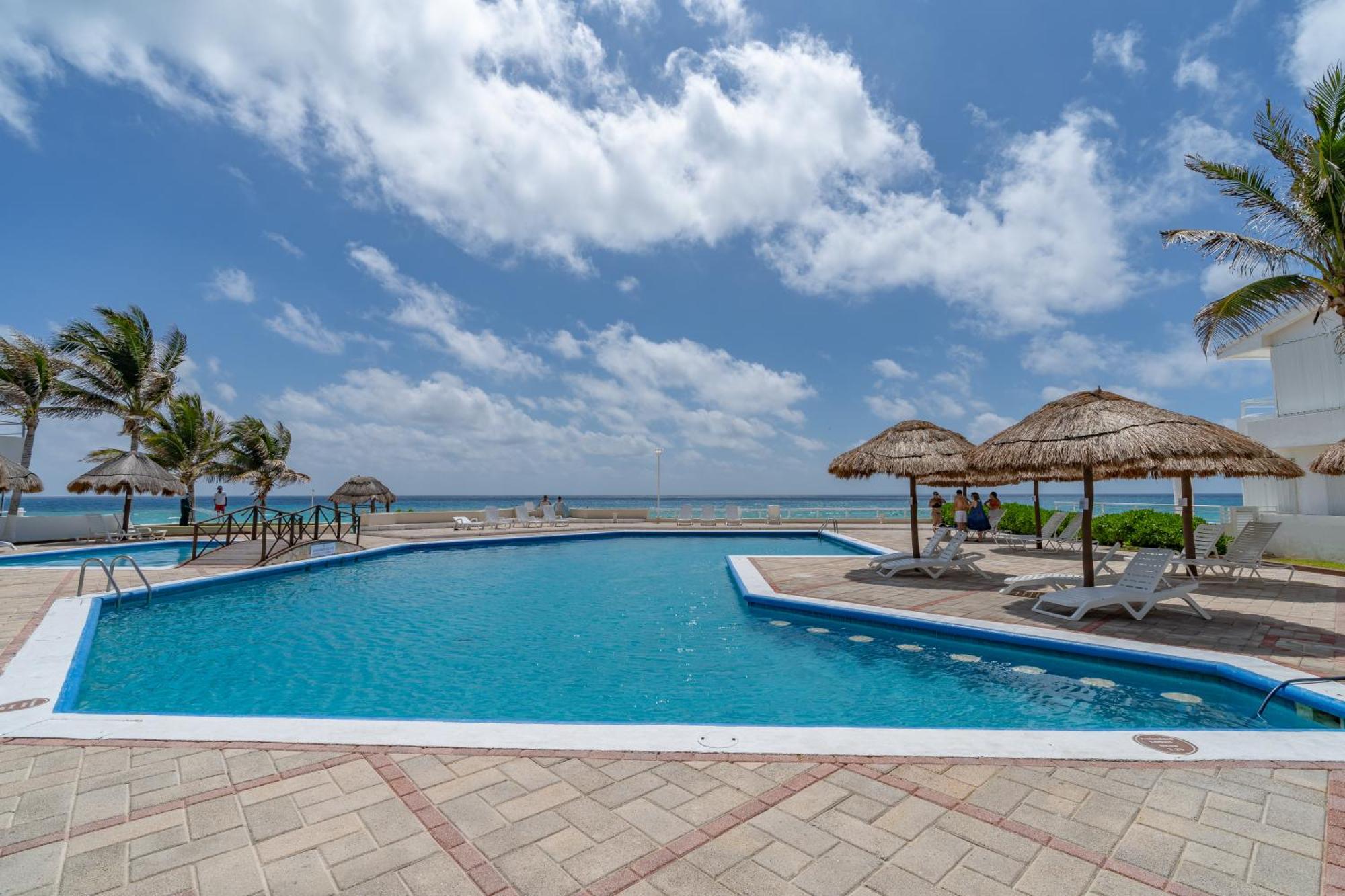 Beachfront Three-Story Coastal Penthouse, 3BR-3BA, foto 12