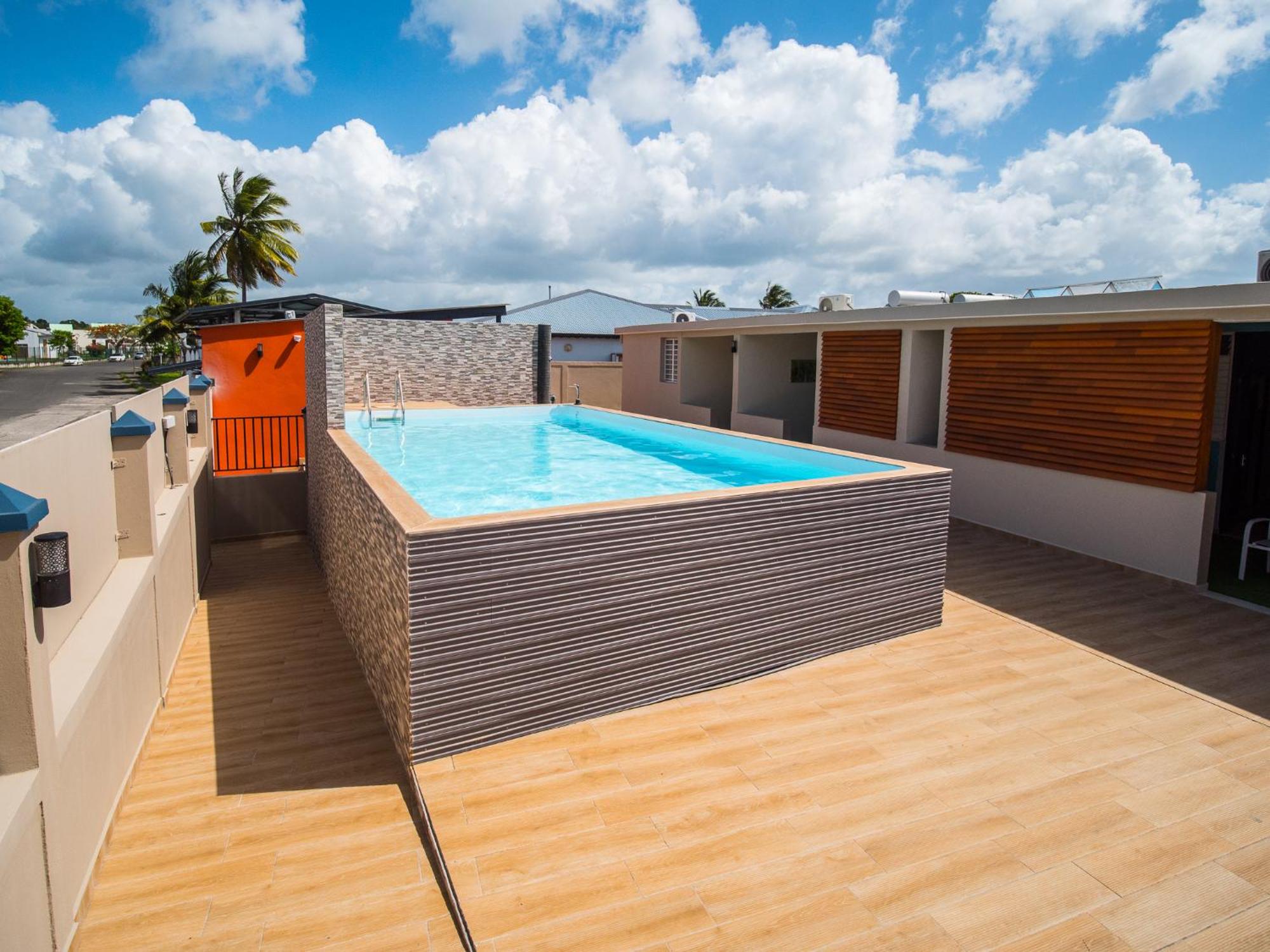 Évasion en Plein Cœur de Port-Louis T2 avec Piscine, Jacuzzis, Sauna, Tapas & Mocktails, foto 11