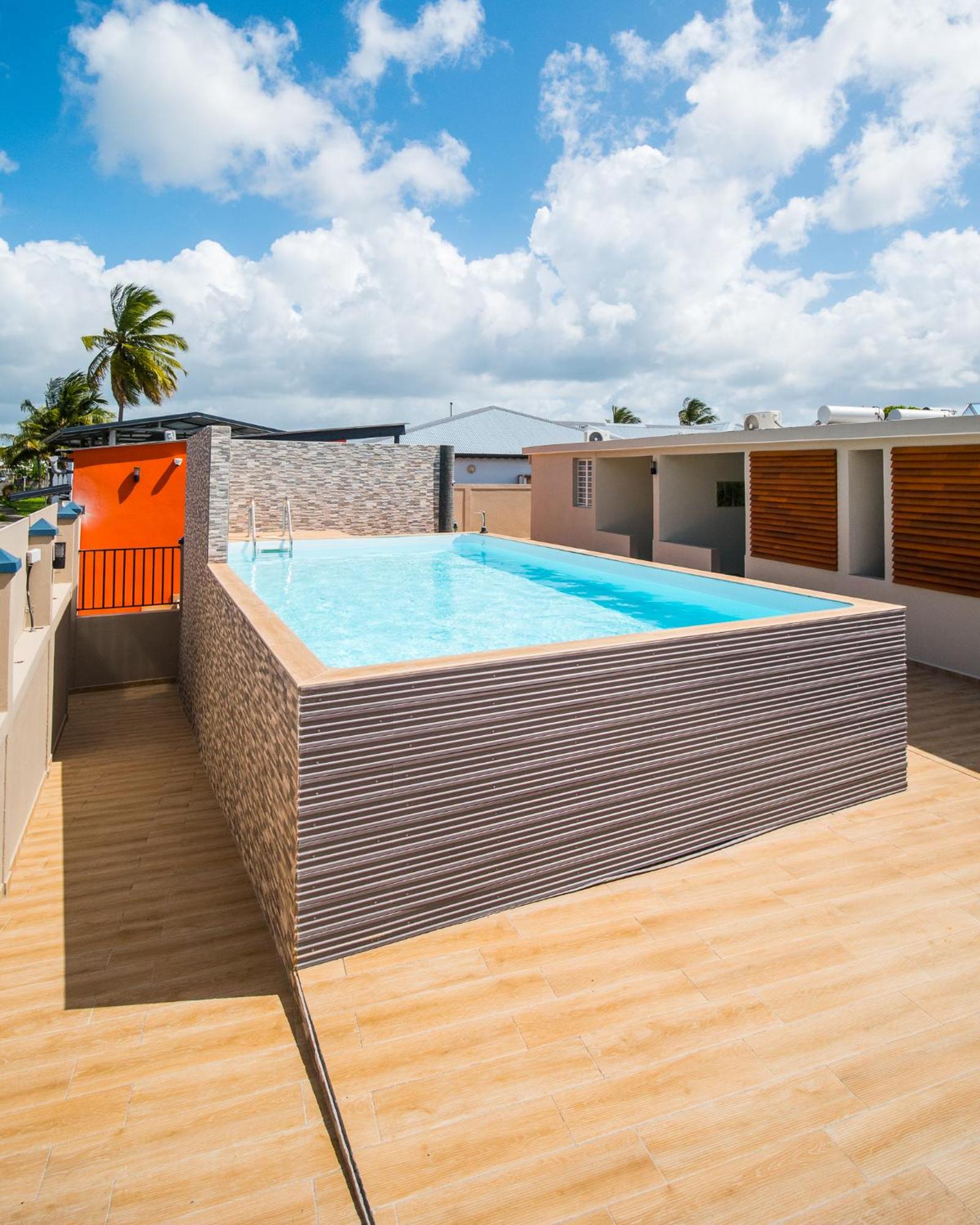 Évasion en Plein Cœur de Port-Louis Studio avec Piscine, Jacuzzis, Sauna, Tapas & Mocktails