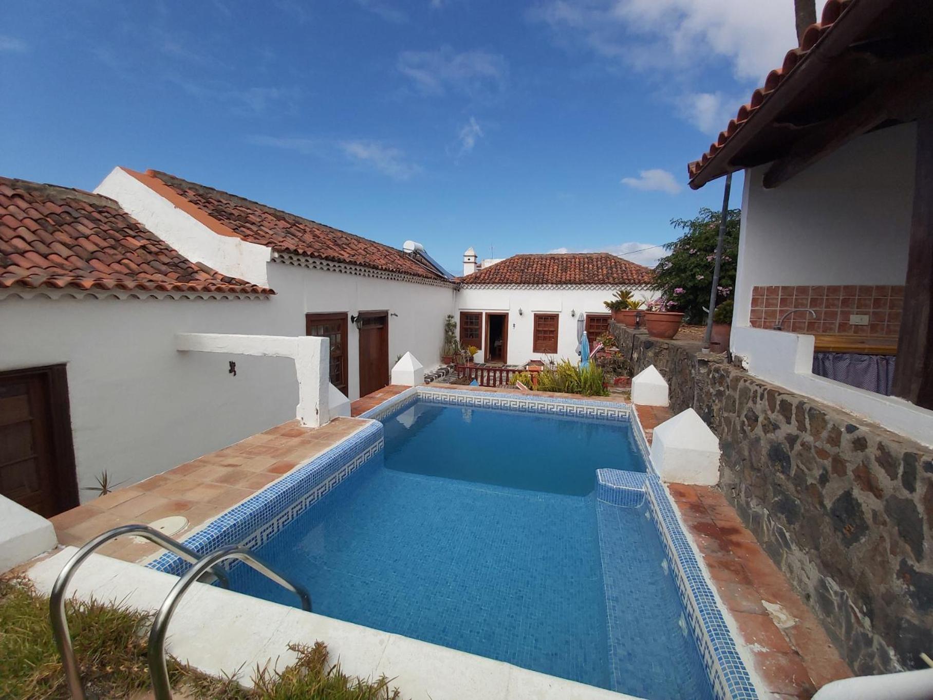 Villa-Sleeps4-Parking-Garden-Pool-NearAirport