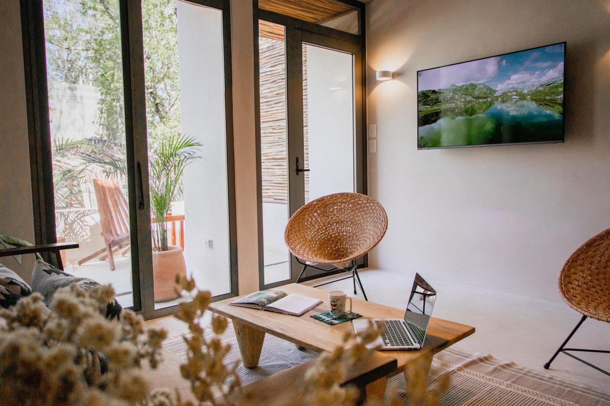 Spacious 2BR apt · Wide balcony w/tub & Yoga deck, foto 12