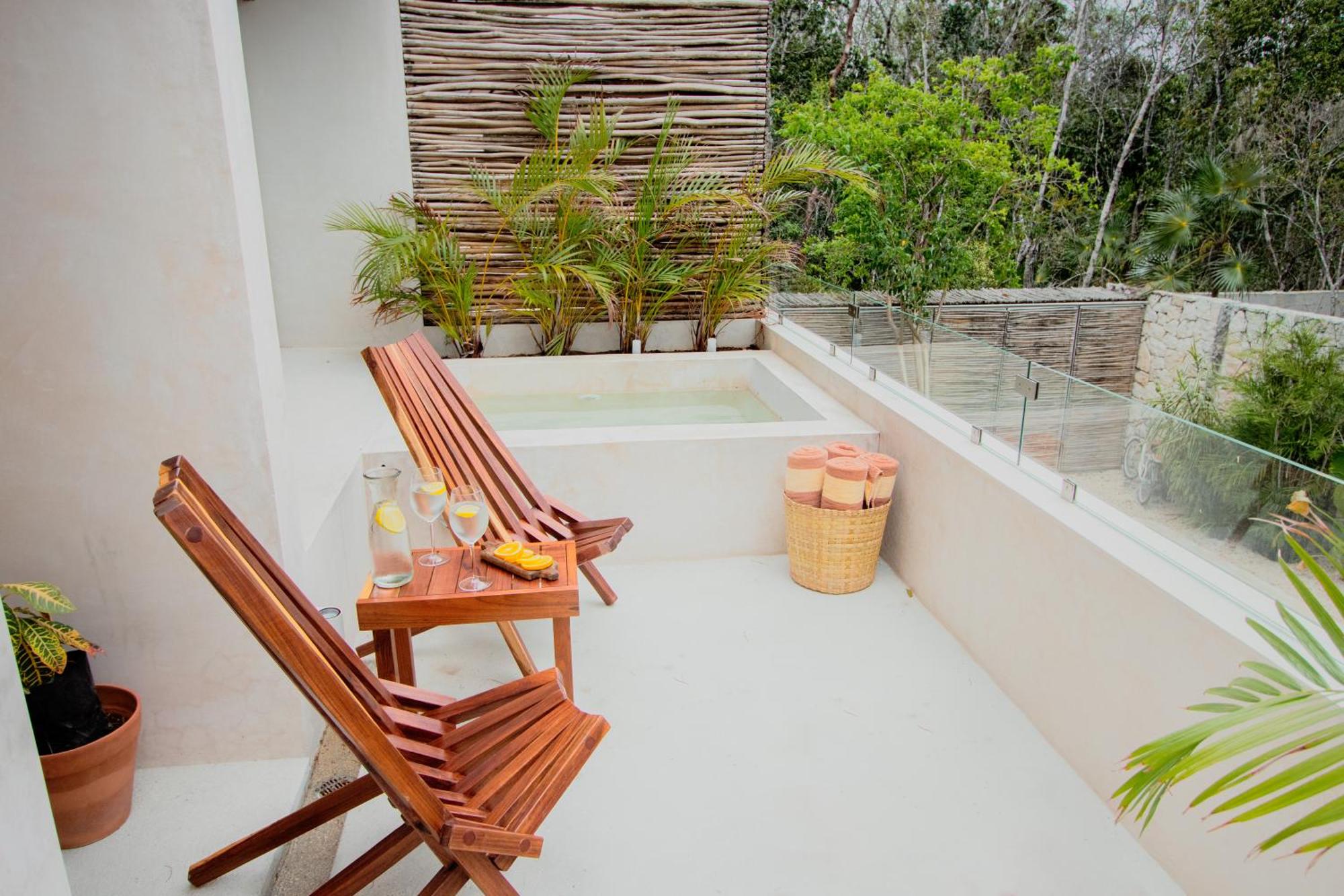Spacious 2BR apt · Wide balcony w/tub & Yoga deck, foto 15