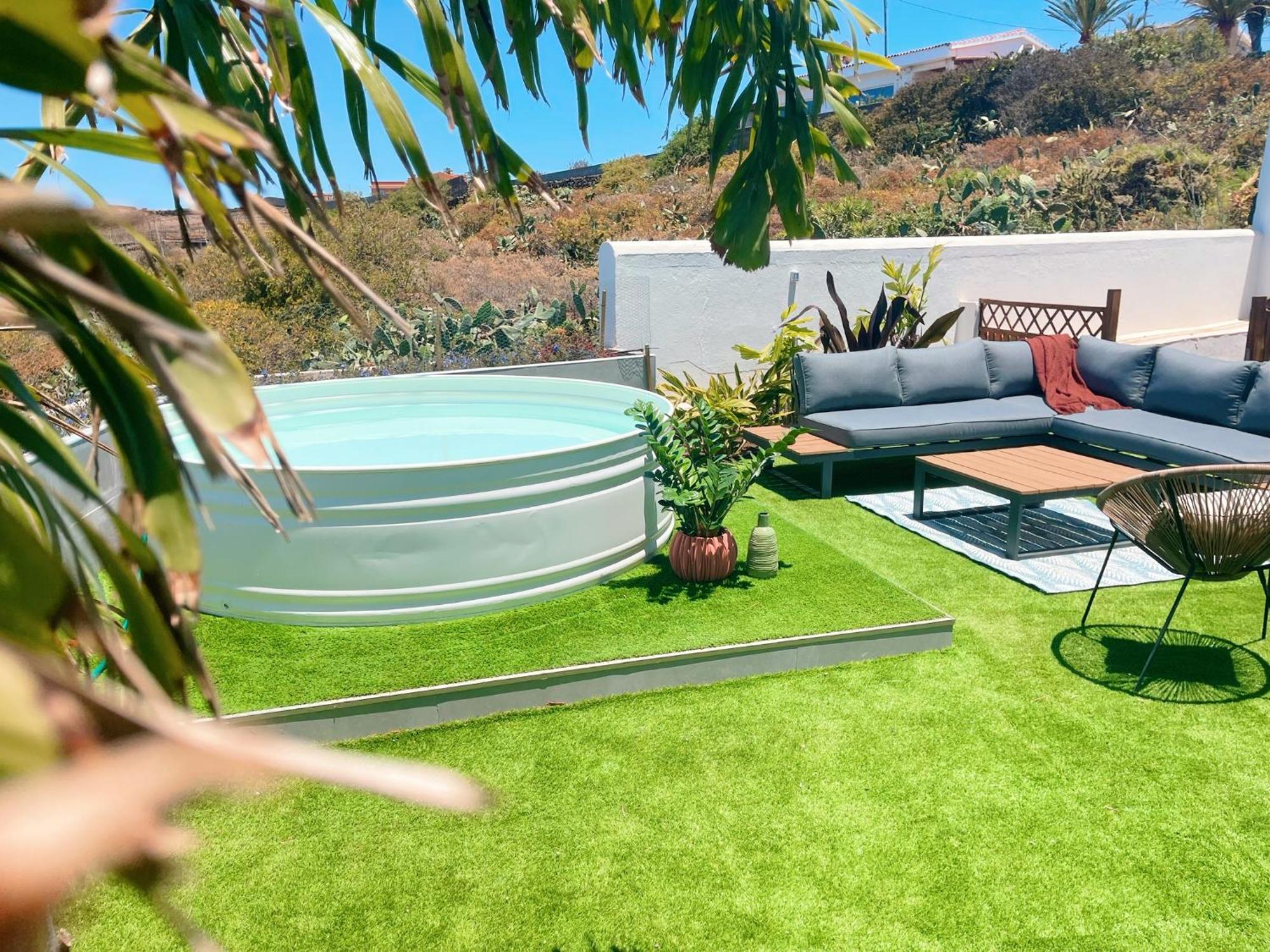 Con piscina y jardín con vistas al mar