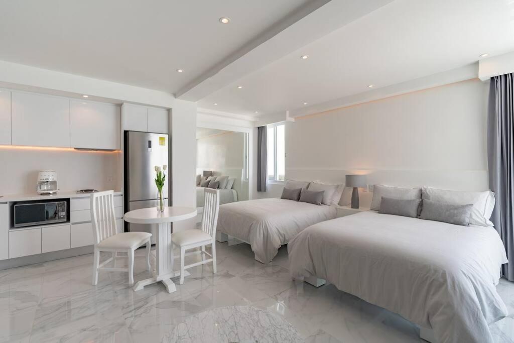 Exclusive studio on the beach, minimalist, gym, pool, jacuzzi, balcony, foto 6