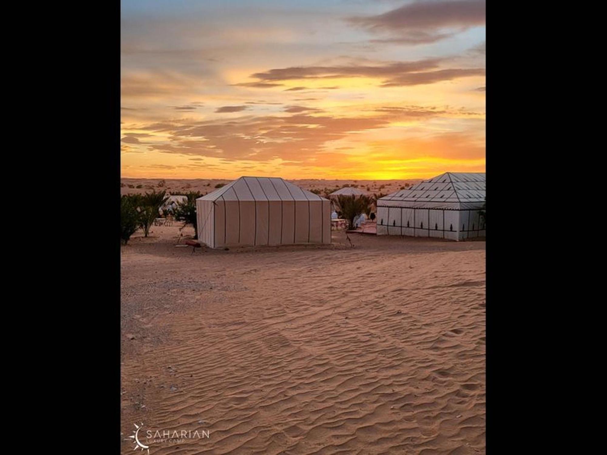 Splendid desert Saharian Luxury Camp in quiet and idyllic sand dunes