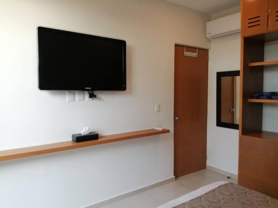Modern 1 bedroom suite by beach Great location!, foto 13
