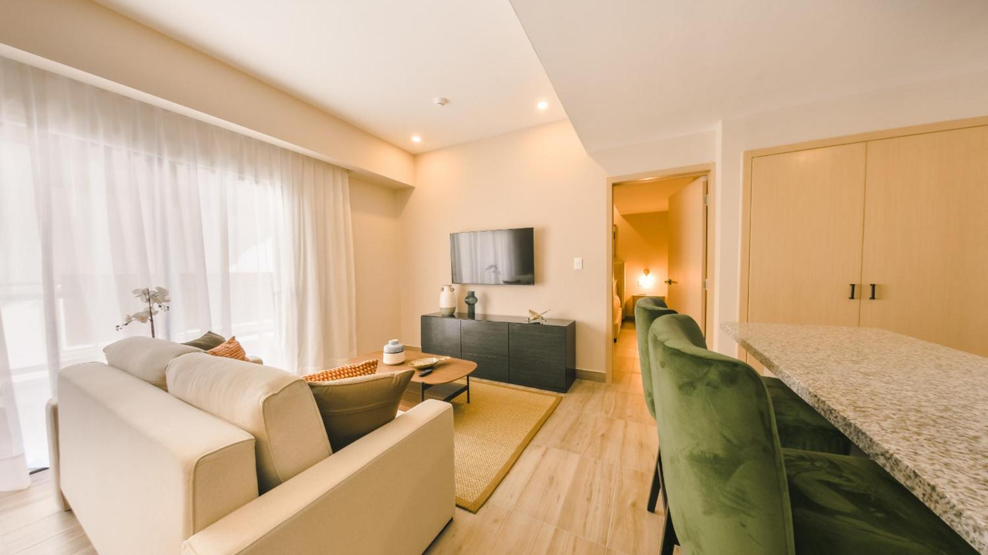 Fully Serviced Apartment at Regatta Living II - 703, imagen 2