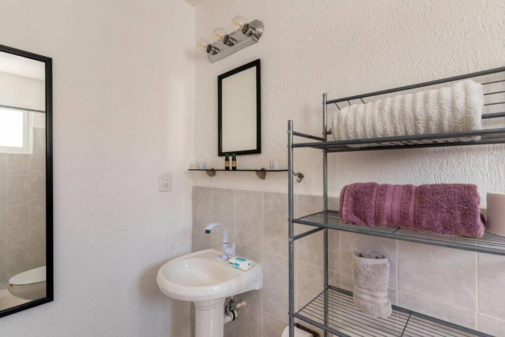 Micro Studio perfect for backpackers, couples, 3 min drive to Playa El Nino, foto 10