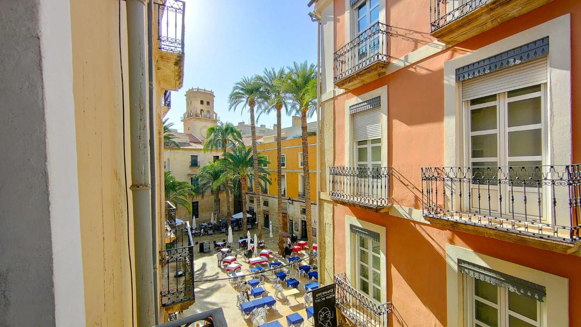 Palm Square - One minute from the sea!