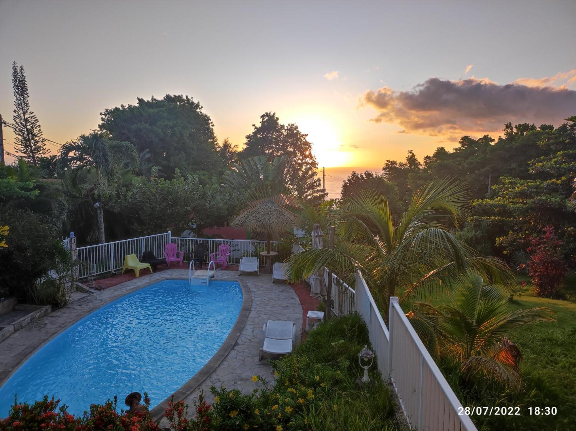 TI SOLEY Bungalow tropical avec piscine, terrasse, clim à Bouillante, imagen 3