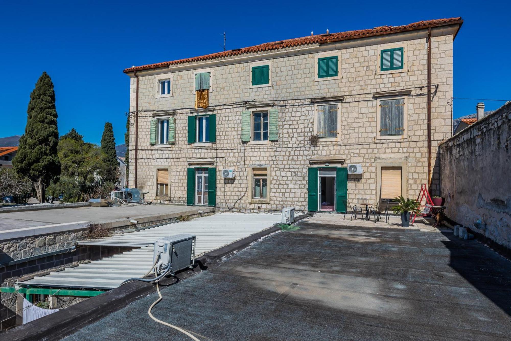 A1 - spacious apt on the seafront with terrace