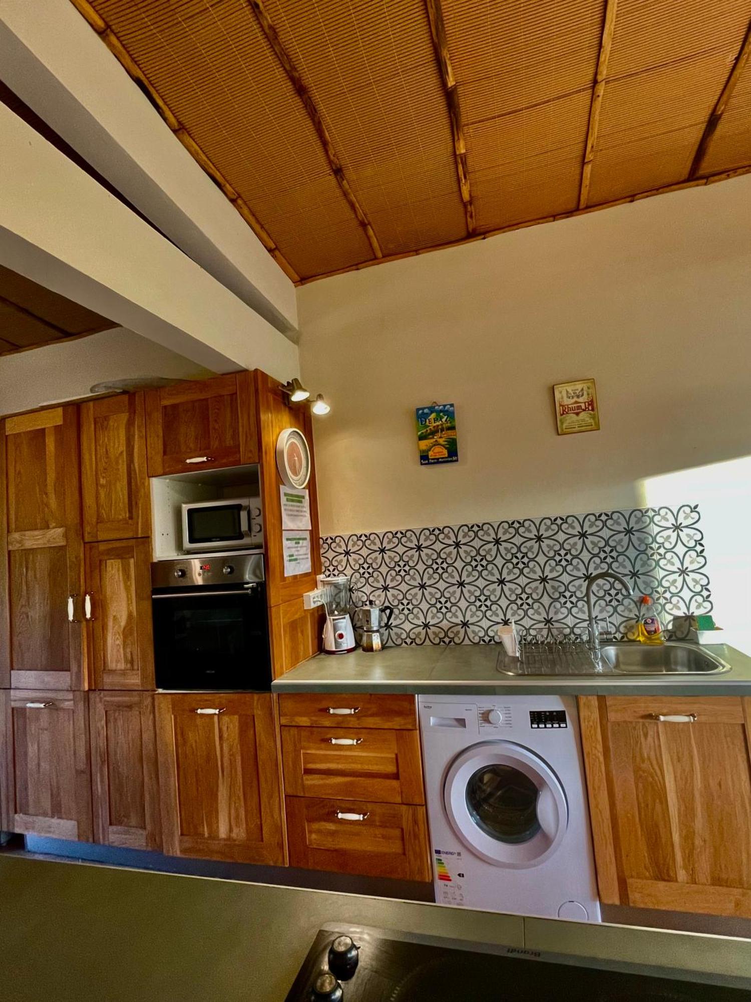 Chambre et SDB privative Roucou vue Mont Pelée dans maison partagée, imagen 4
