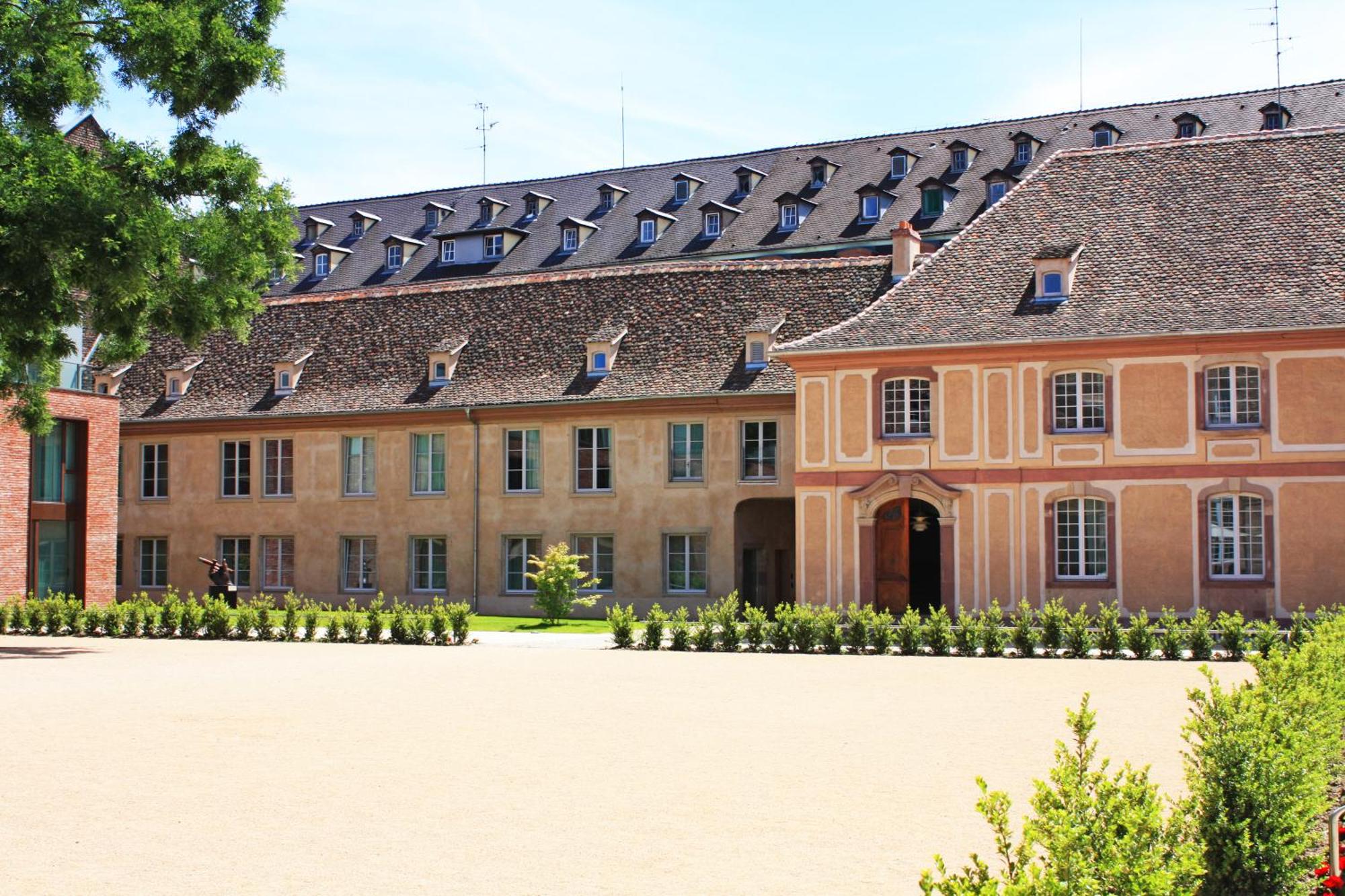 6. Les Haras