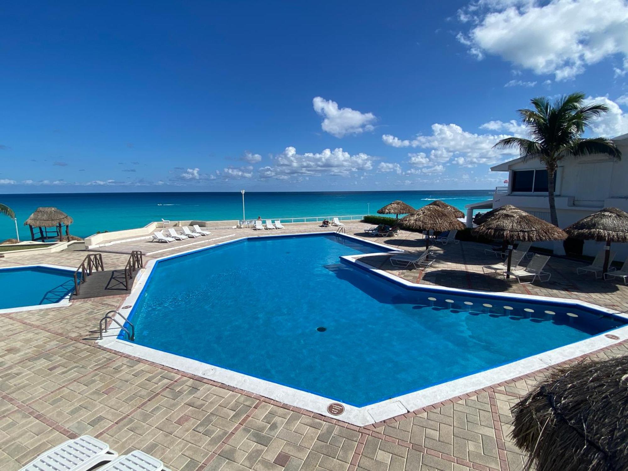 Brisas Shores 07 Beachfront Condo, Ocean view Pool and garden area, Zona Hotelera Cancun, imagen 4