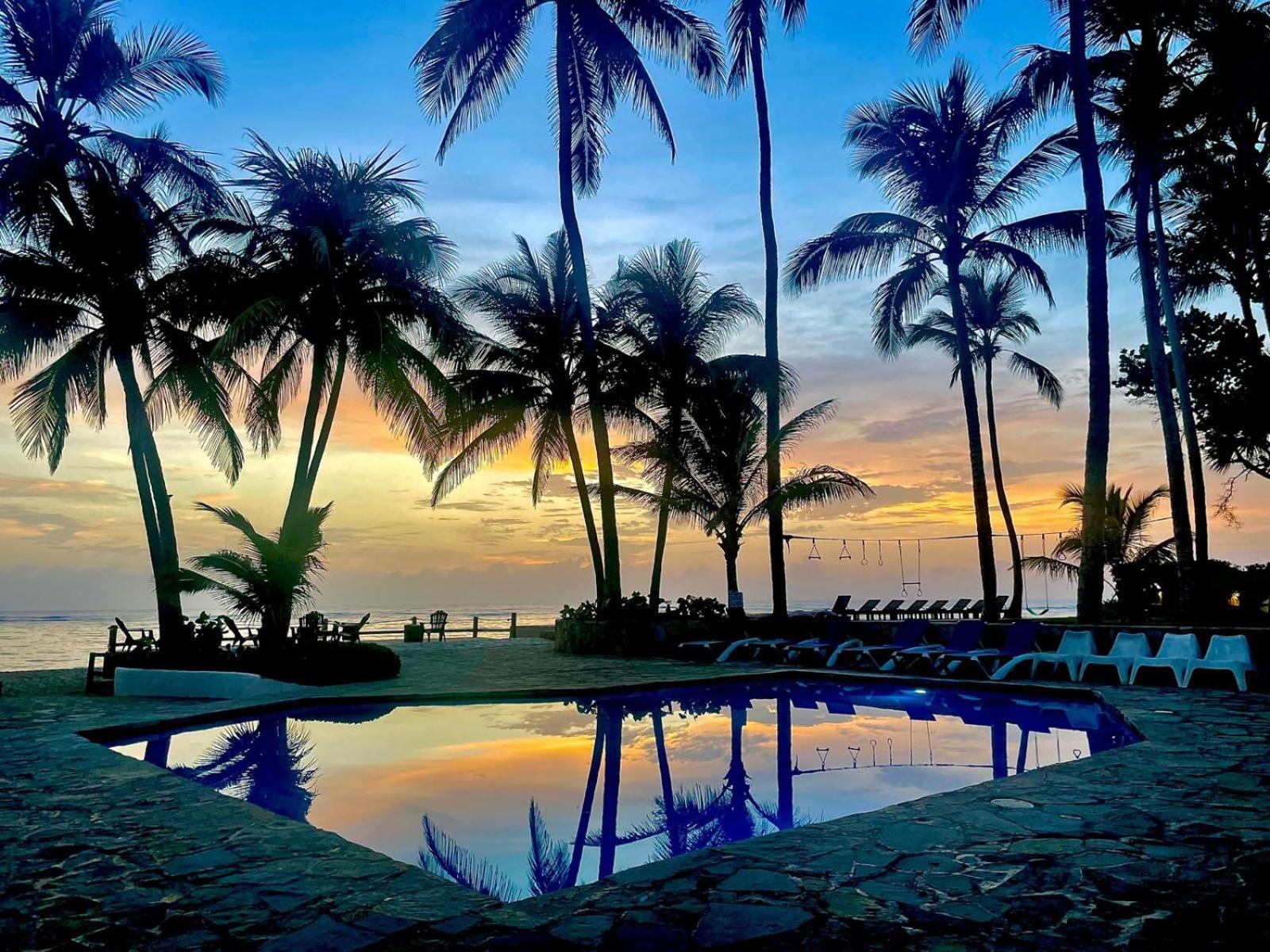 Oceanfront Kite Beach, 1BR, 30 feet to sand, Pool, 200Mbps WiFi, imagen 4