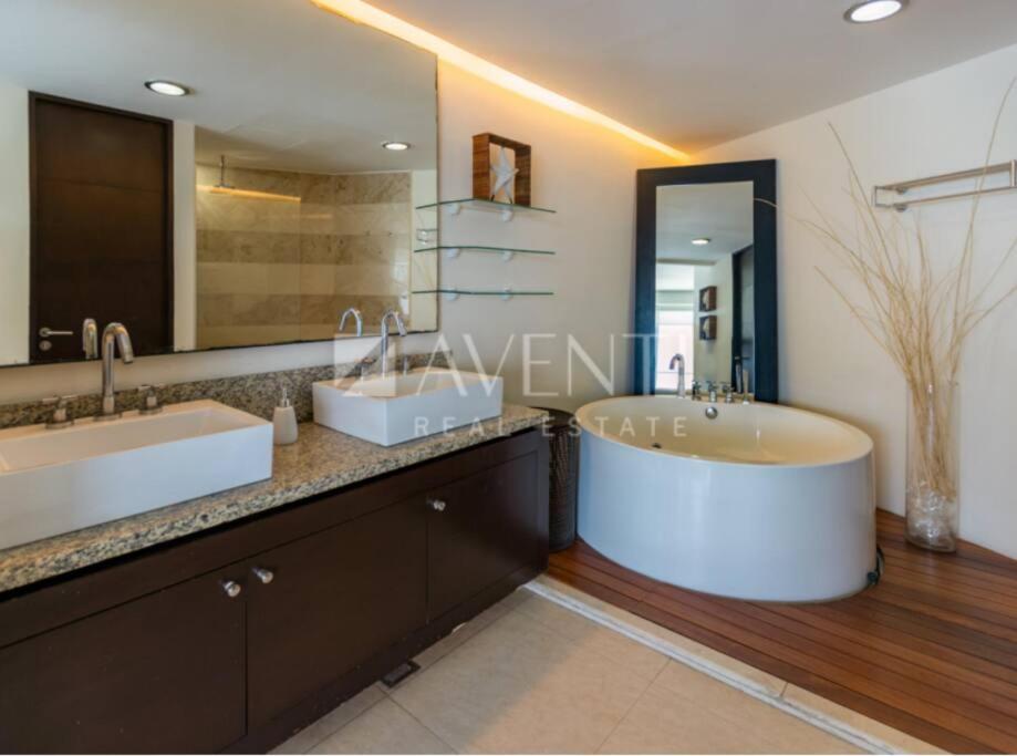 Peninsula Luxury Apartments with ocean front and espectacular views - no pets, foto 9