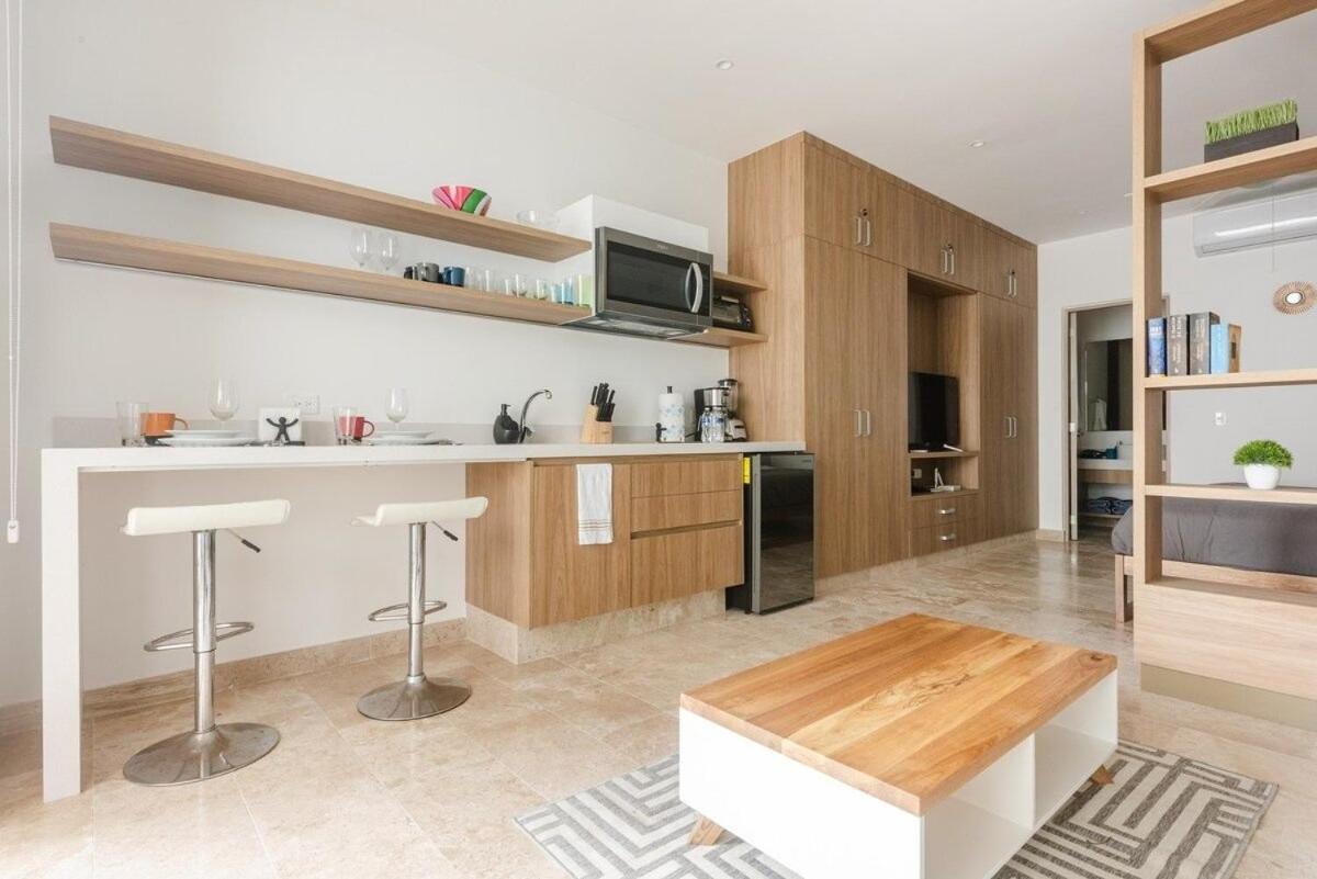 Modern Studio close to the beach, Roof Pool and Fast WiFi, foto 13