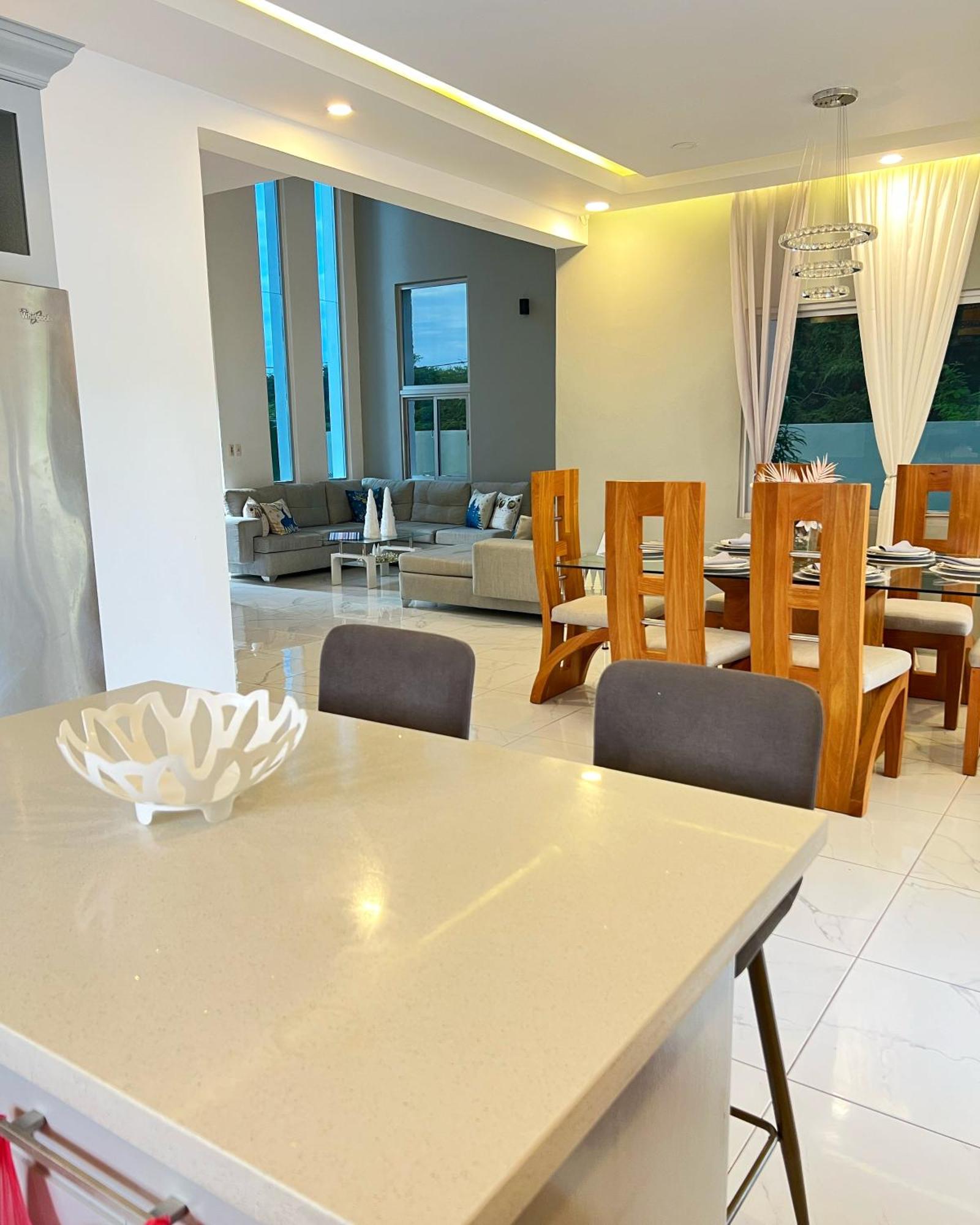 5 Star Villa minutes from Airport and Beaches, imagen 4