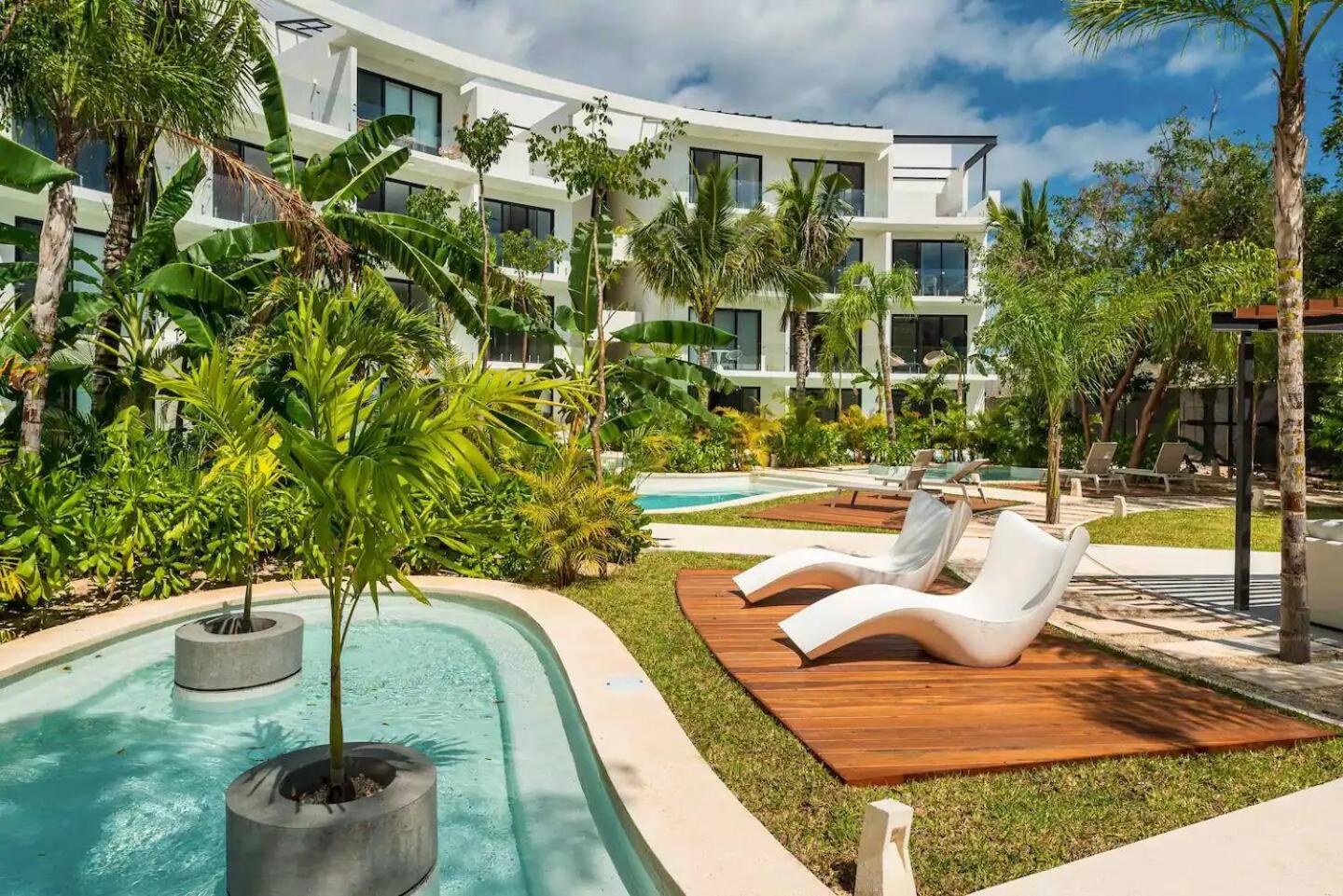 Central Park Lagunas - Luxury Modern Condo with Kitchen