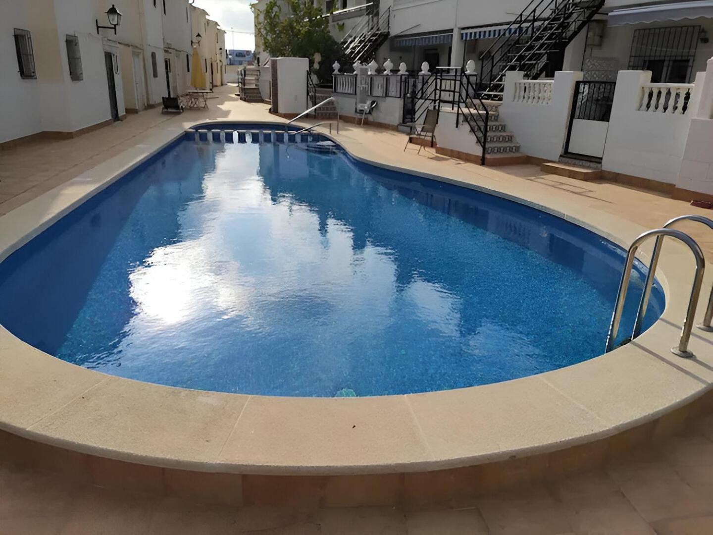 Casa con piscina y amplia terraza