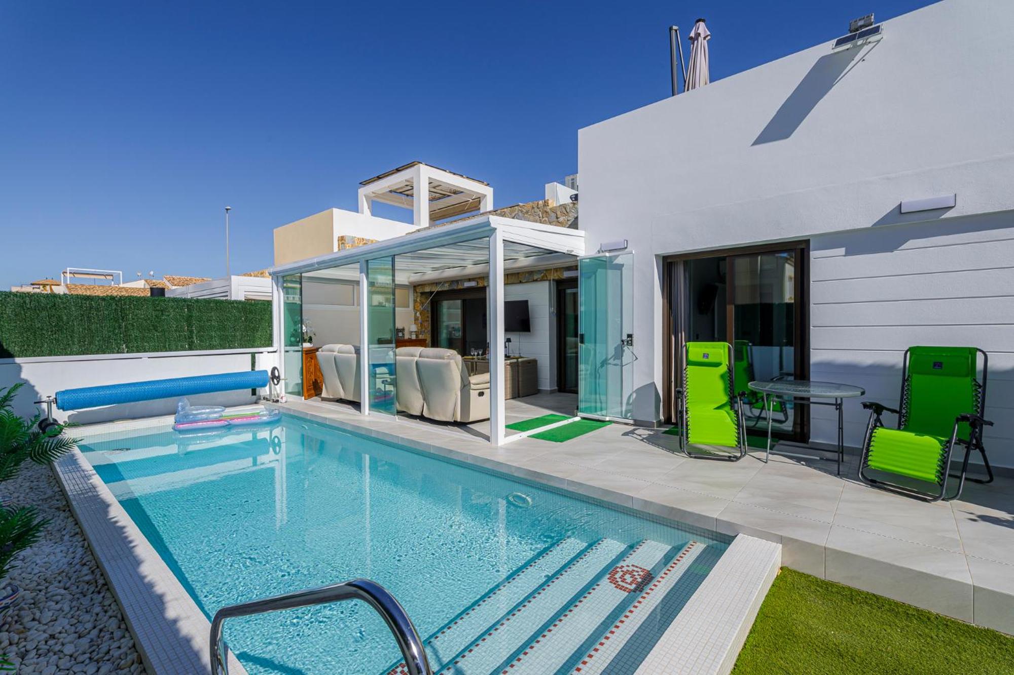 Luxe villa met verwarmd zwembad
