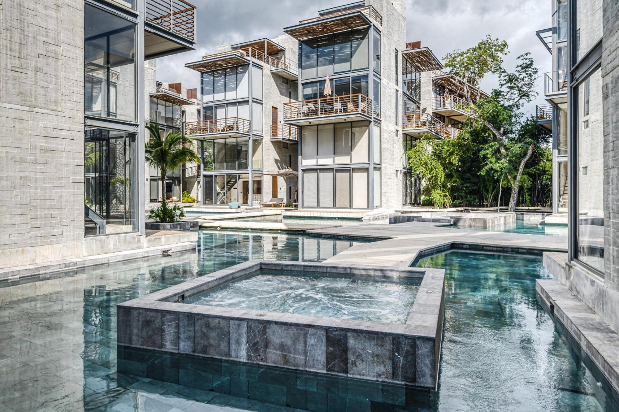 Waterworld 2BR on Cenote Pools and Gym Beach Club, imagen 2