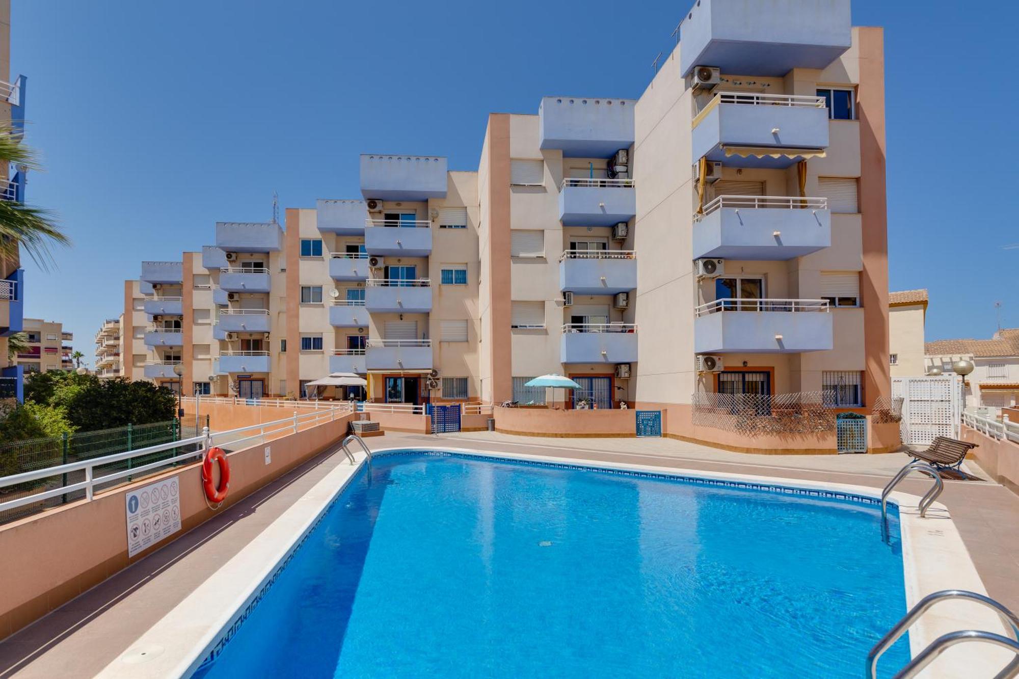 CB Living - Pool view apartment in Aguamarina