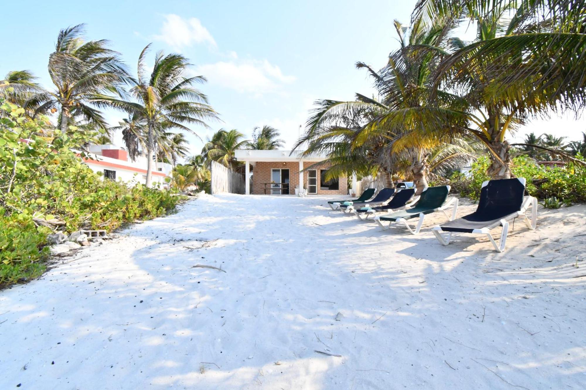 Arena y Mar Beachfront House, El Cuyo by The Spot Rentals, imagen 3