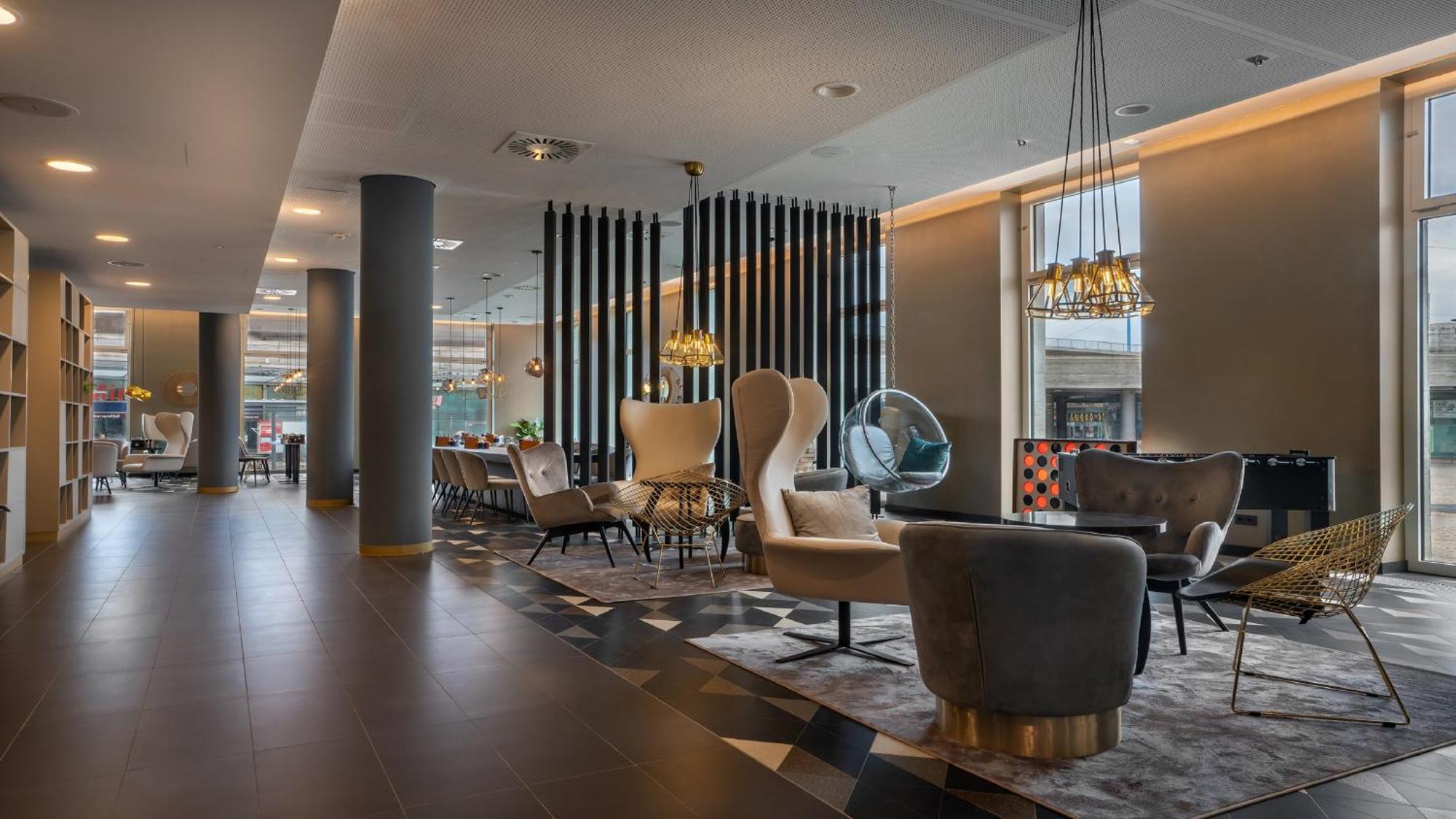 2. Holiday Inn - the niu, Ridge Halle Central Station