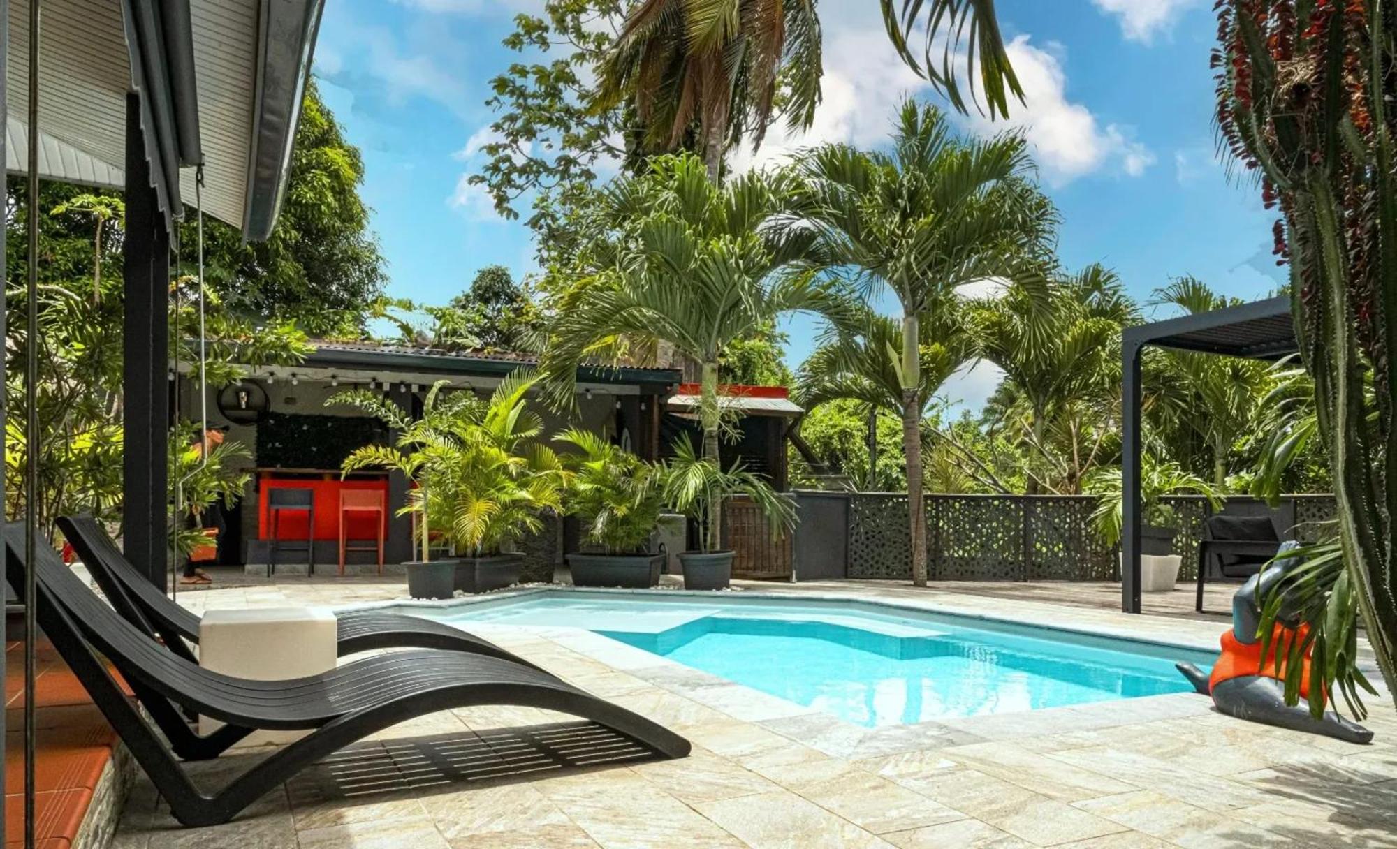 Villa élégante avec jardin au Lamentin et piscine privée.