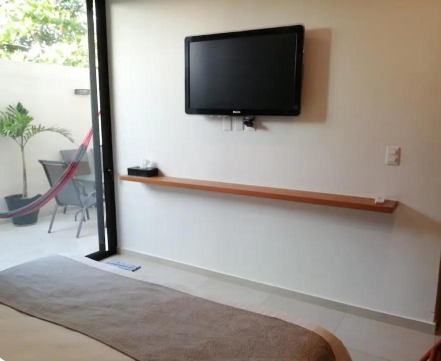 Modern 1 bedroom suite by beach Great location!, foto 14