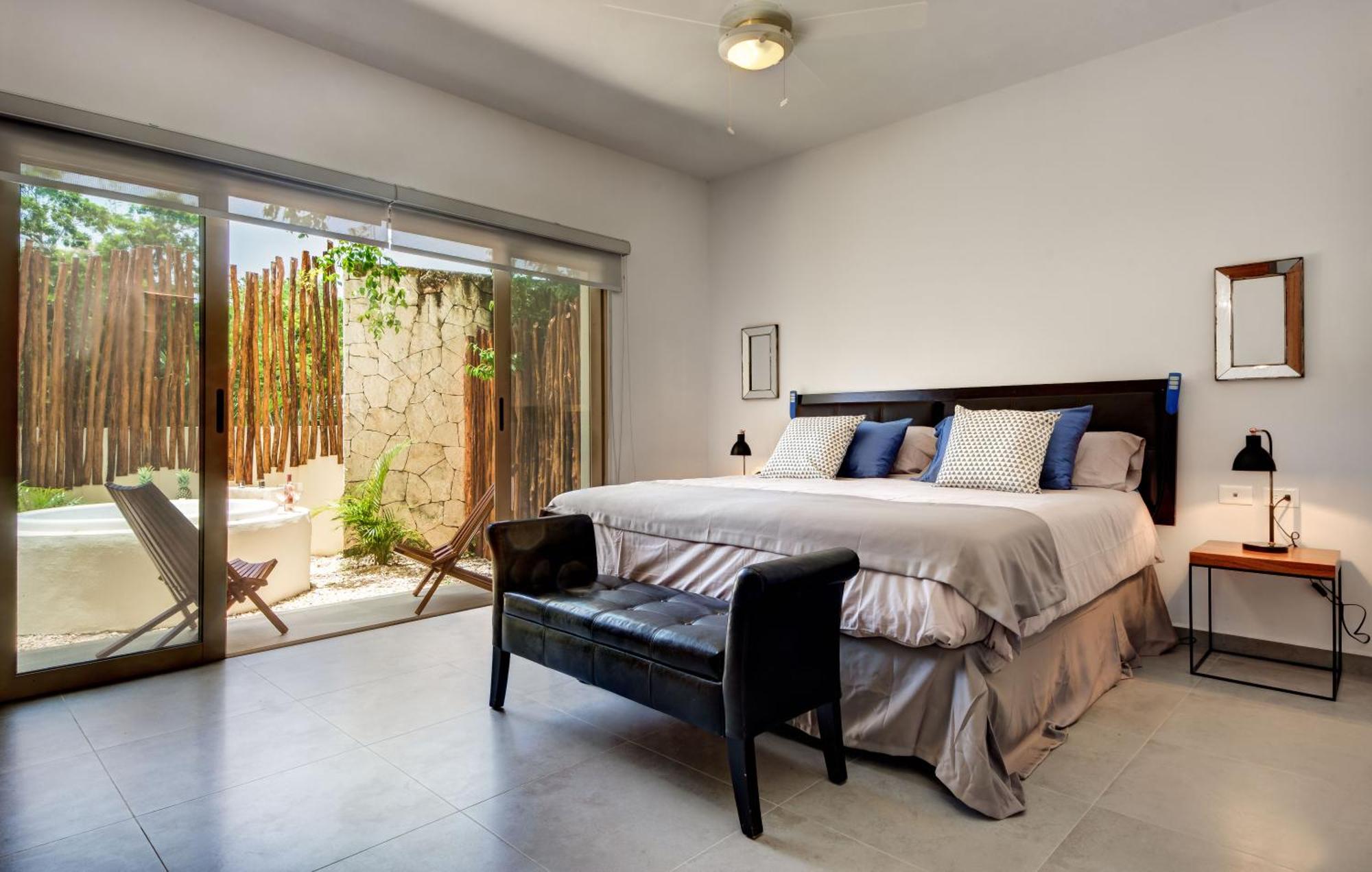 Poolside Bliss with Private Terrace and Jacuzzi, foto 14