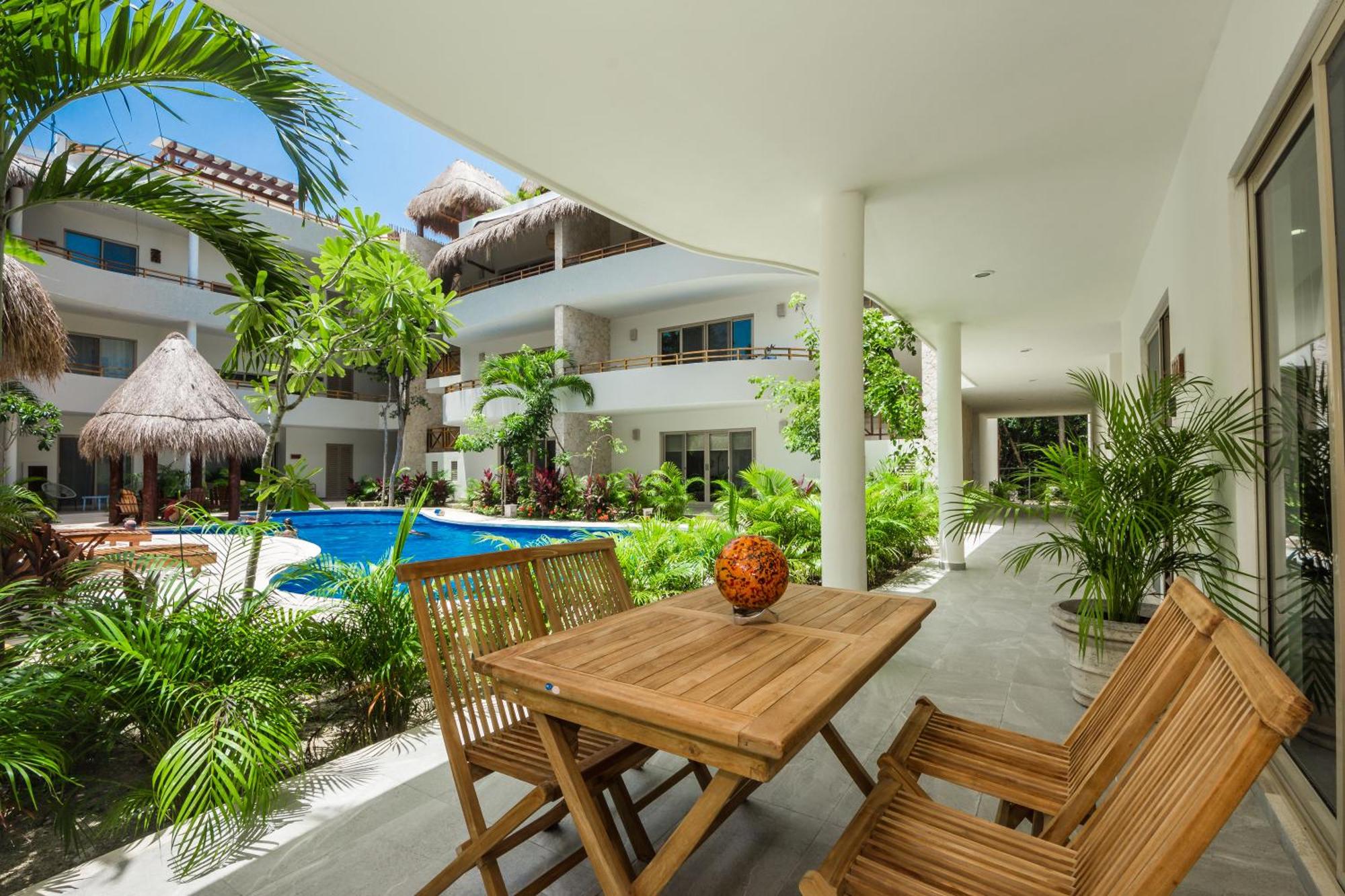 Poolside Bliss with Private Terrace and Jacuzzi, foto 8