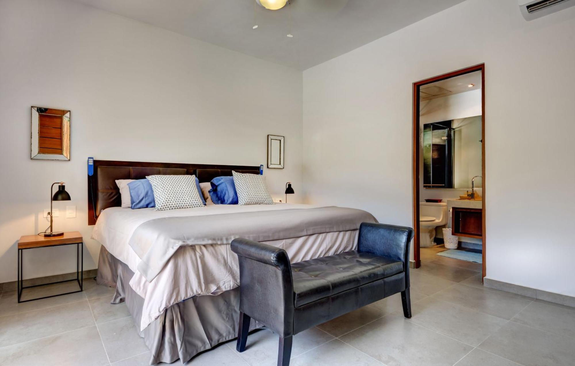 Poolside Bliss with Private Terrace and Jacuzzi, foto 15