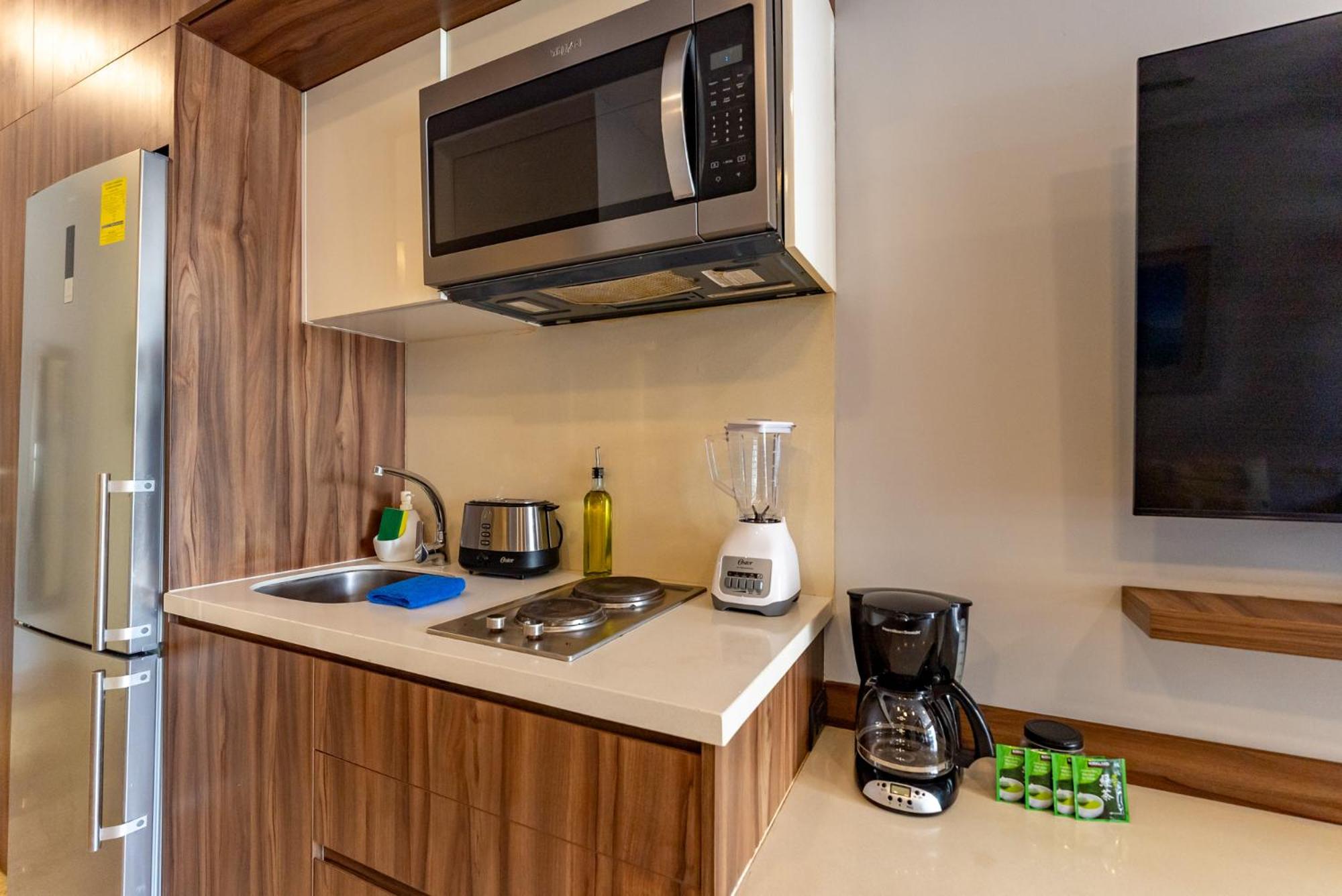 Bahay Condos steps from the beach and 5th ave, imagen 5
