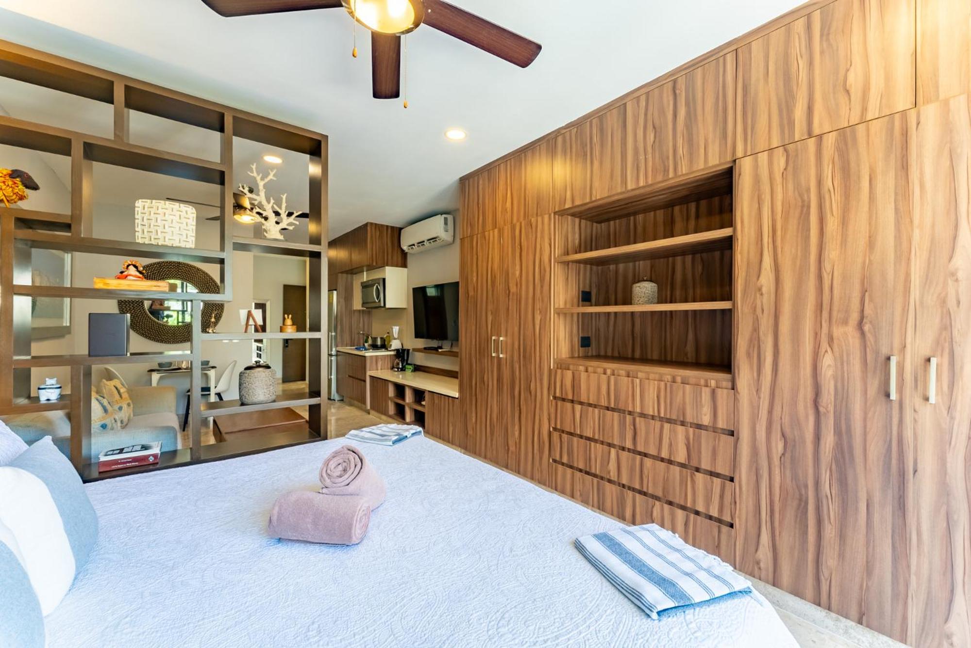 Bahay Condos steps from the beach and 5th ave, imagen 2