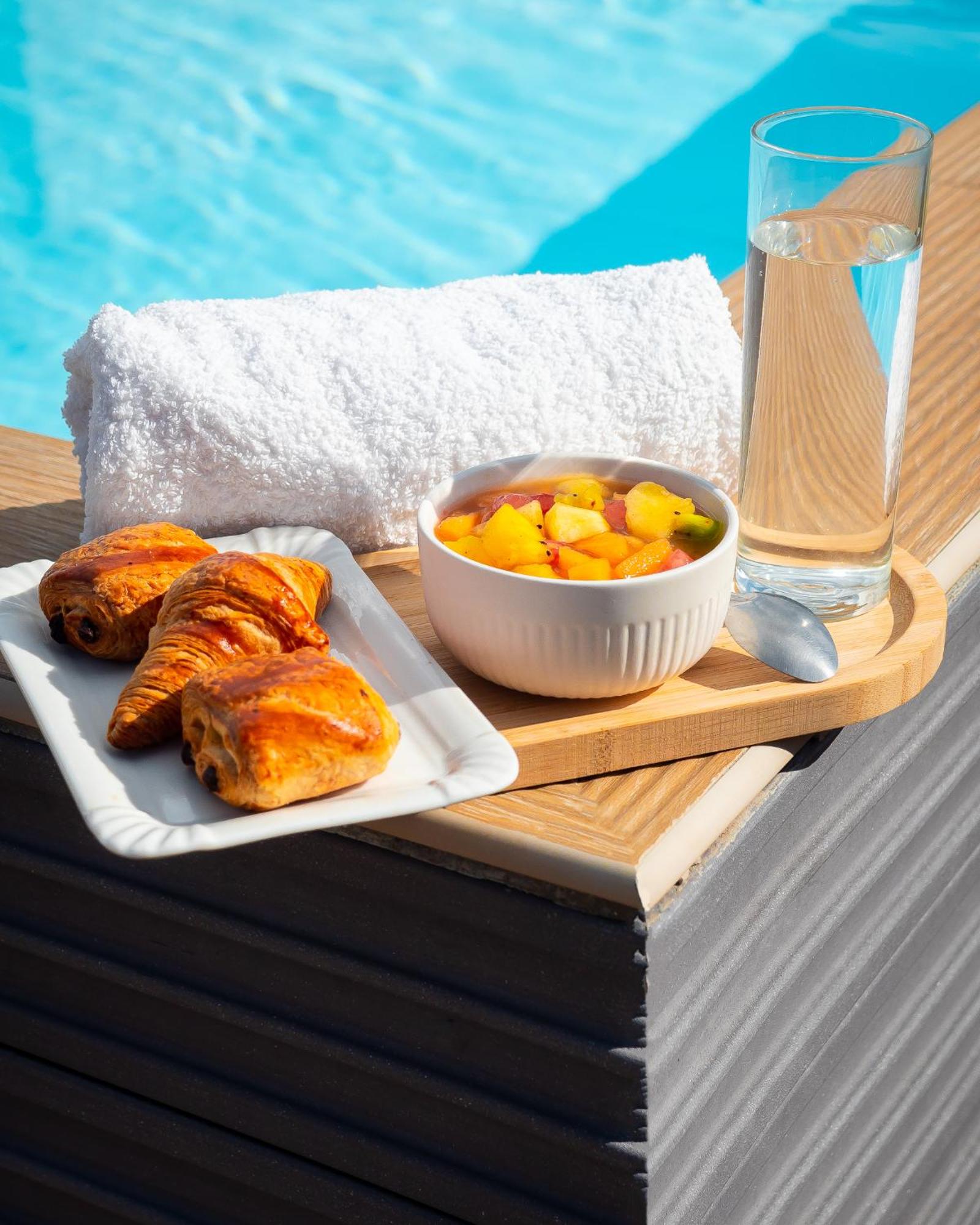 Évasion en Plein Cœur de Port-Louis Studio avec Piscine, Jacuzzis, Sauna, Tapas & Mocktails