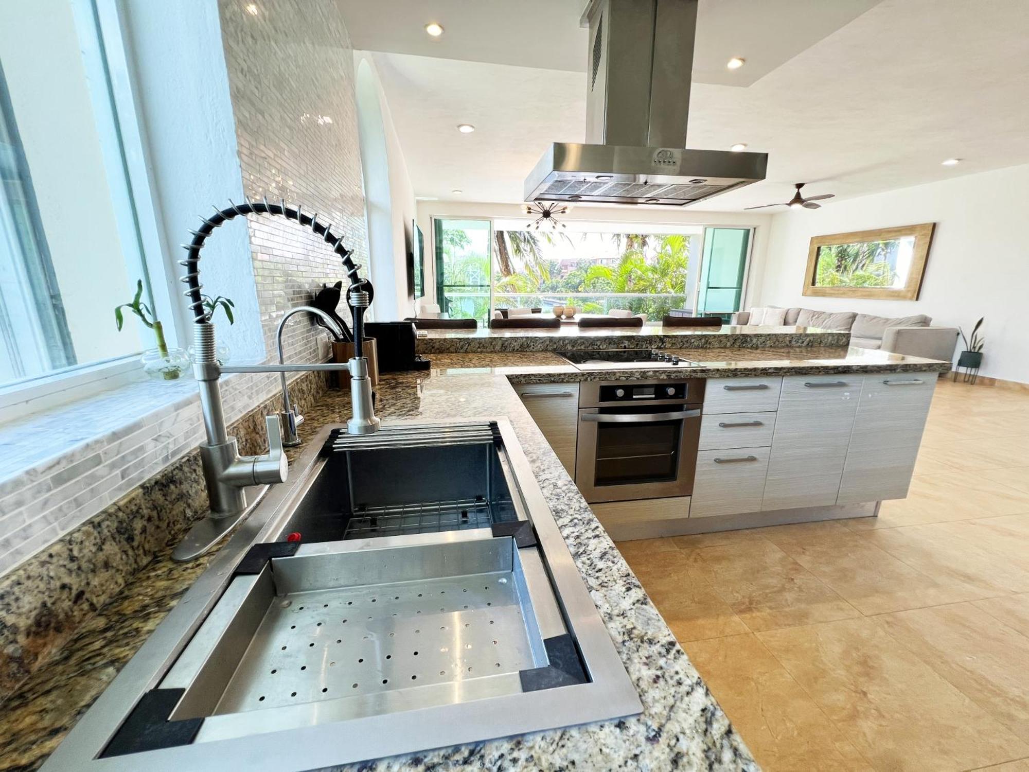 High-End Waterfront Condo at Secrets Waters, foto 8
