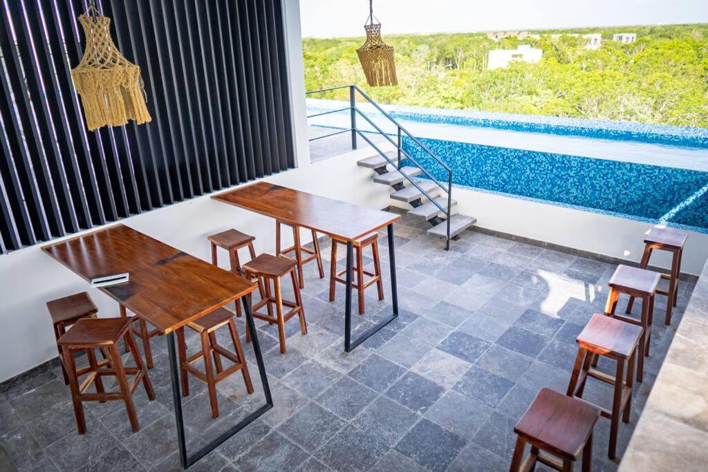 Top level studio with minifridge microwave and splash pool, foto 13