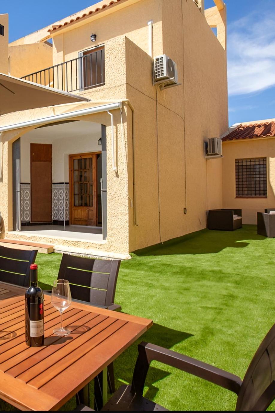 Bungalow moderno con terraza privada y BBQ a 5 min de la playa