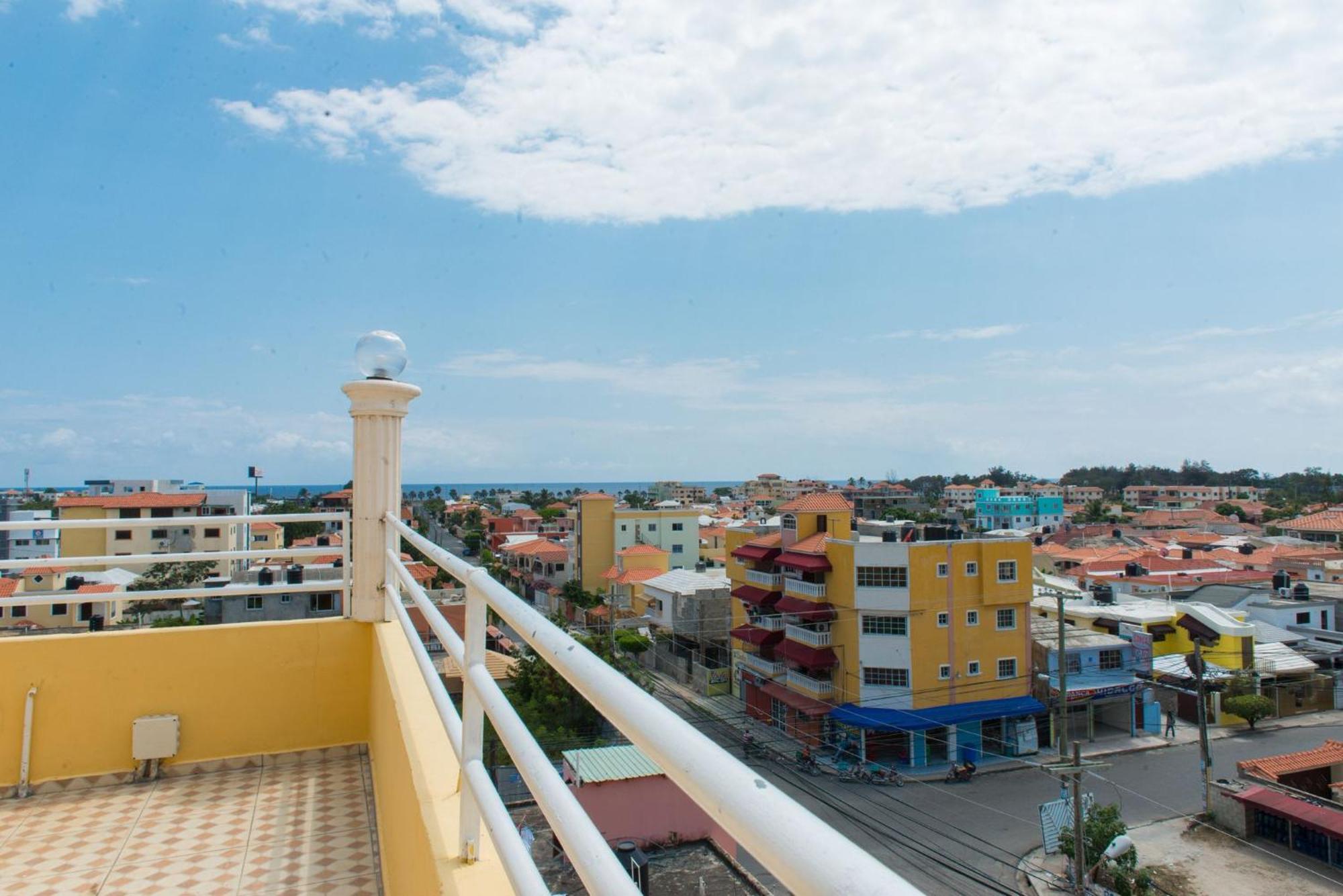 Spacious 2-Bedroom Apartment with Private Terrace Near SDQ Airport Fast Wi-F, imagen 5