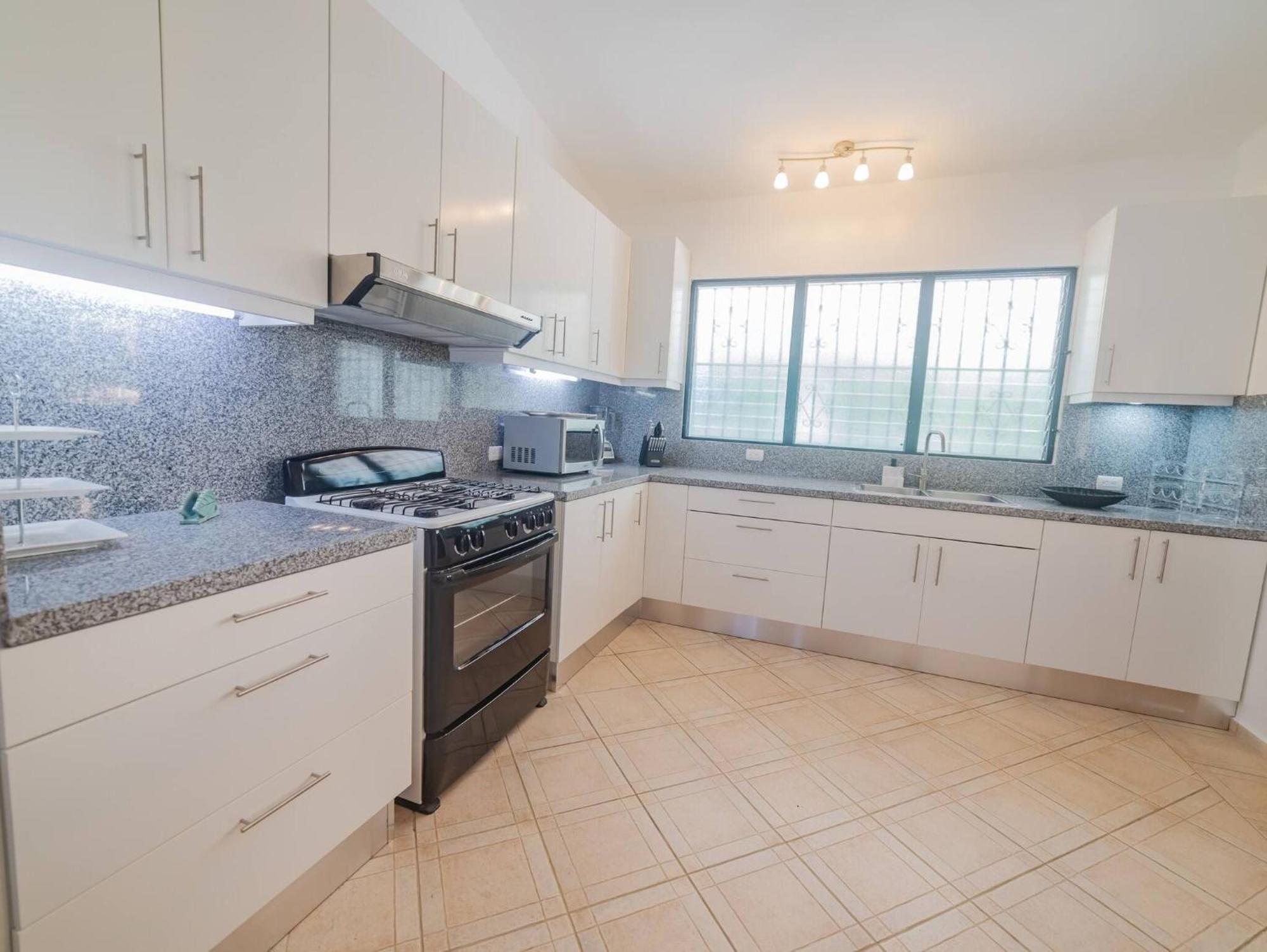 7br Massive Villa In Sosa - 2mins From Nightlife, foto 6