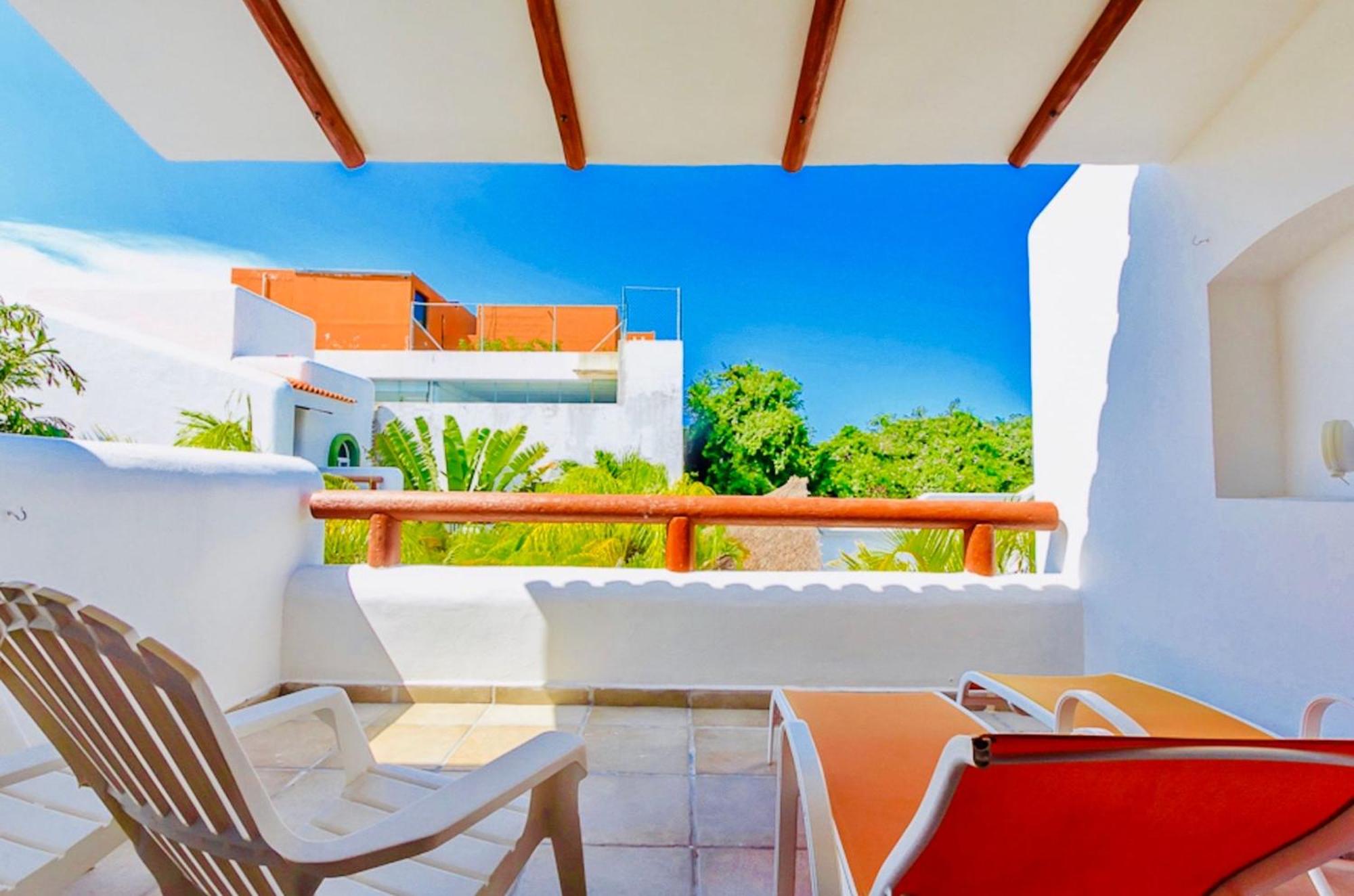 Deluxe Balcony Room With Swimming Pool Air Conditioning and Parking