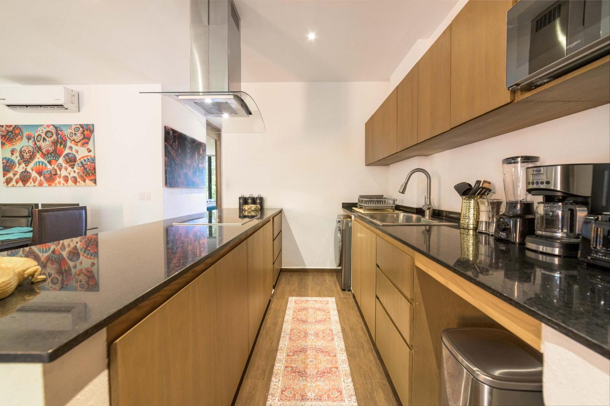 Spacious Condo 200m from Beach & 5th Ave, foto 16