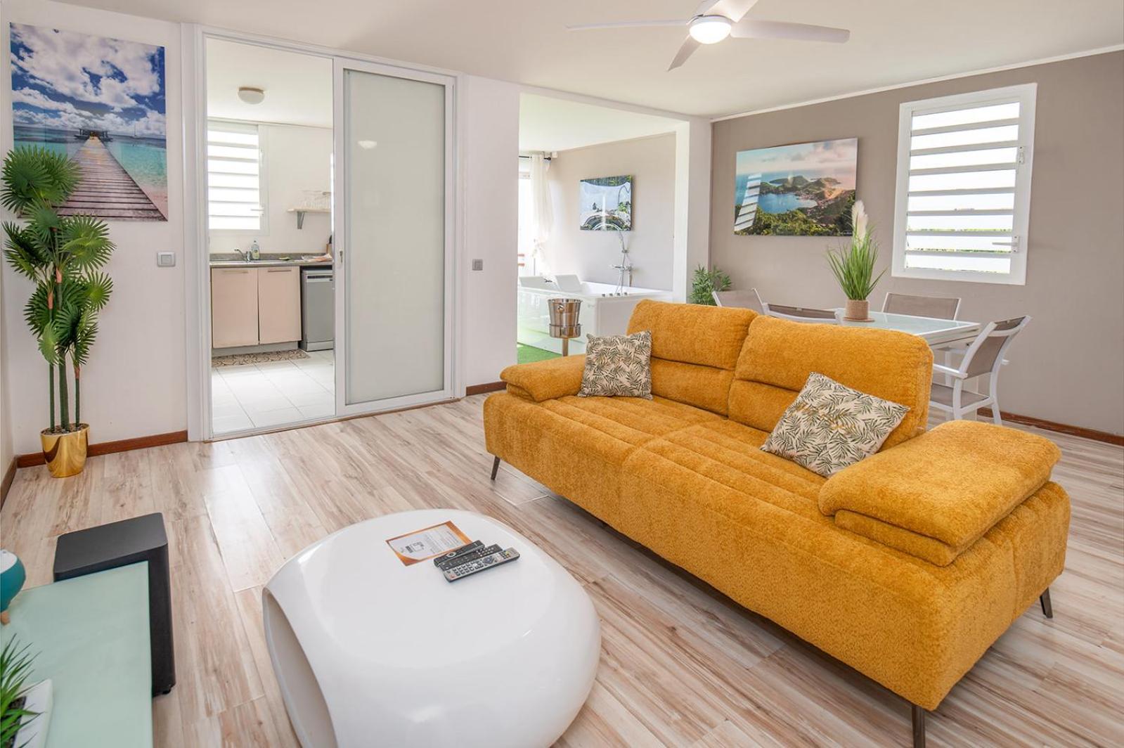 Goldy House, logement vue mer , 10min port et aéroport