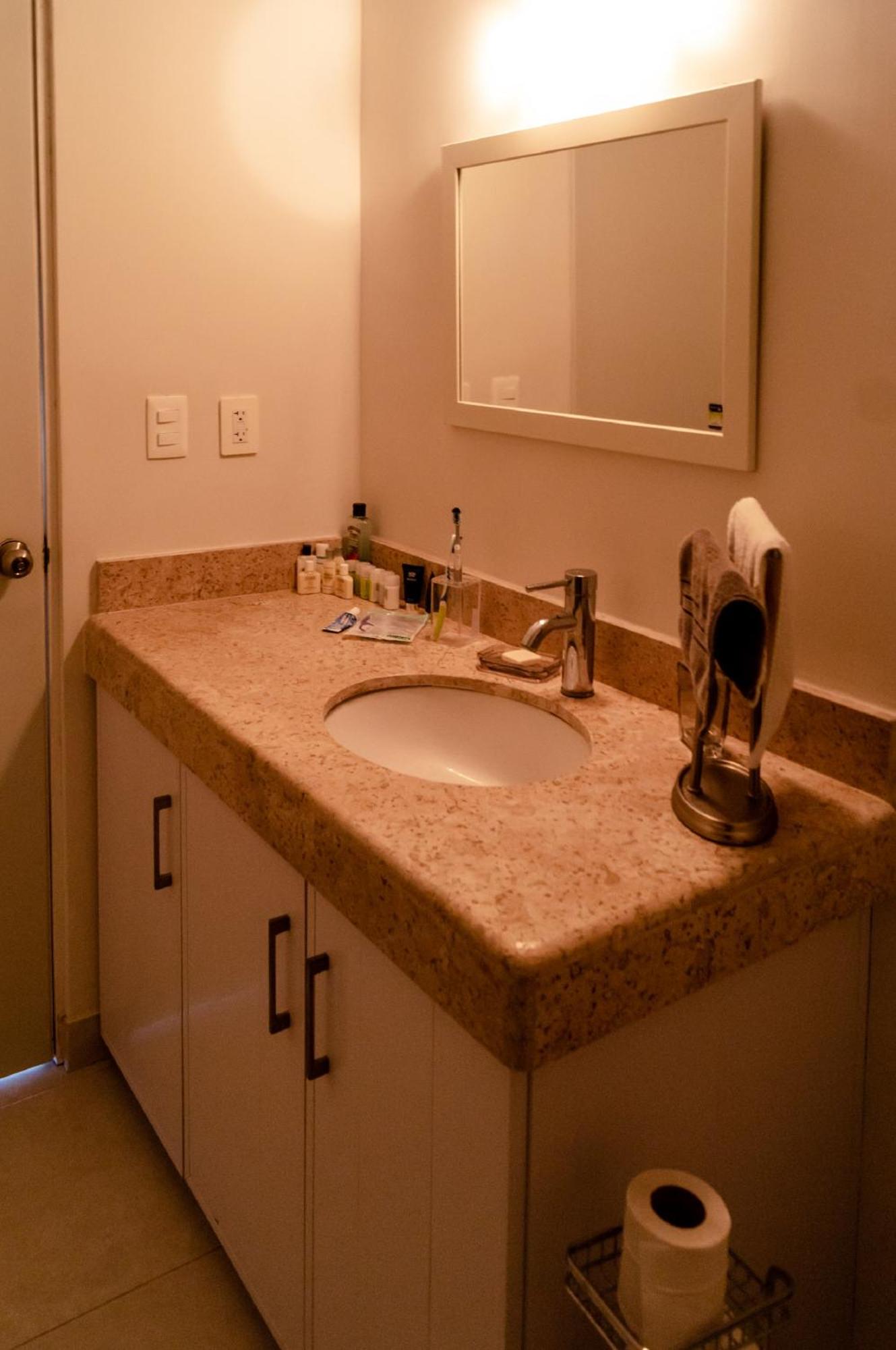 78796 Cozy unit by the Pool, Fiber Optic, 70m to Ocean, foto 16